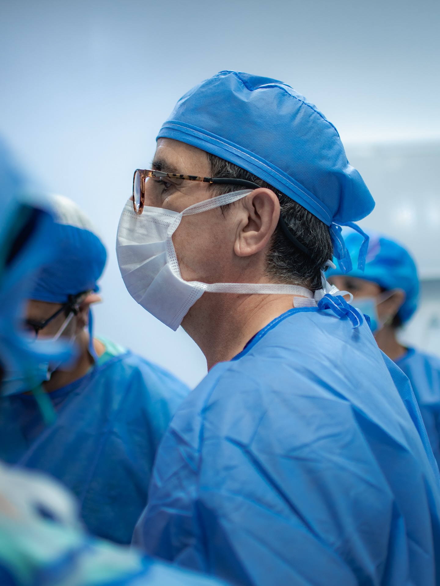 💙 El Dr. Bolaños y su equipo de trabajo son la combinación perfecta de profesionalismo, ética y calidad humana. Cada persona del grupo aporta su experiencia y compromiso, respaldados por la mejor tecnología, para que cada cirugía bariátrica sea un proceso seguro y transformador. ✨👨⚕️👩⚕️🔬
💙 Dr. Bolaños and his dedicated team represent the perfect balance of professionalism, ethics, and human care. Each member brings their expertise and commitment, supported by the latest technology, to ensure every bariatric surgery is a safe and life-changing journey. ✨👨⚕️👩⚕️🔬
#bariatric #bariatrica #health #healthy #healthychoices #weightlosssurgery #weightlosssurgery #surgery