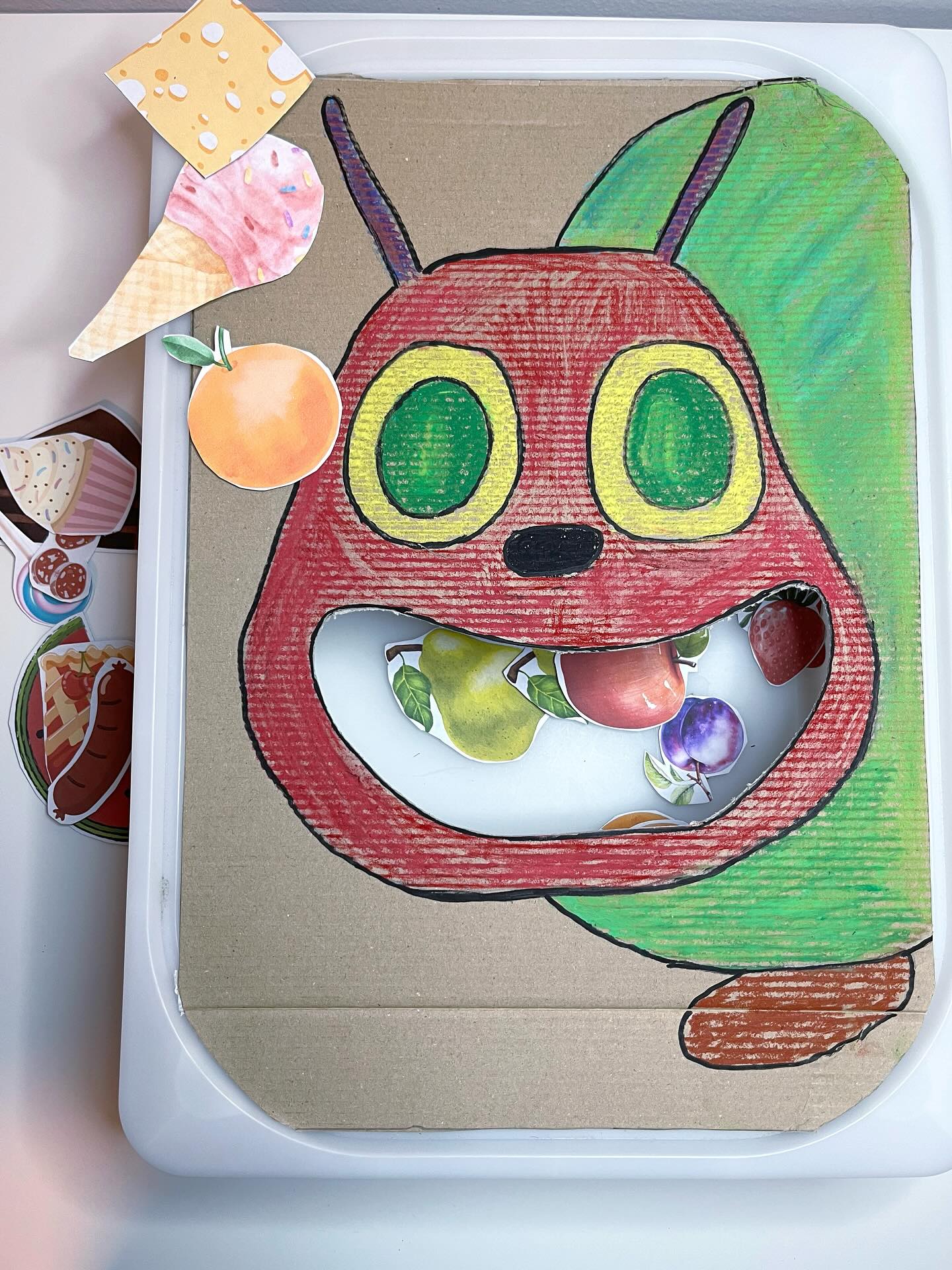 🇬🇧 Creative games and activities around the book: The Very Hungry Caterpillar by Eric Carle 🐛📚
A timeless classic that I especially love in summer 🌞.
This time, we read it in English to learn:
🔢 numbers
📅 days of the week
🍓🍎 different foods
👉 To practice memorization, the kids had to “feed” the caterpillar in the correct order, recalling the story. They spoke to me in French, and I answered them in English ✨
Then came the creative part:
🐛 Fimo caterpillars – A huge success for Minusculette, so proud of creating something beautiful all by herself, just by watching me 💛
🦋 Butterfly with paint & symmetry – Paint one side, fold, unfold… and the wings appear!
A lovely mix of learning and crafting together 💫
Full step-by-step details on the website → link in bio or here:
👉 https://www.lajungledescreations.com/
—
🇫🇷Jeux et activités créatives autour du livre : La Chenille qui fait des trous d’Eric Carle 🐛📚
Un grand classique que j’adore, surtout en été 🌞. Cette fois, nous l’avons lu en anglais pour apprendre :
🔢 les chiffres
📅 les jours de la semaine
🍓🍎 différents aliments
Pour mémoriser, les enfants devaient nourrir la chenille dans le bon ordre, en se rappelant de l’histoire. Eux me parlaient en français, et moi je leur répondais en anglais
Ensuite, place à la créativité
🐛Chenilles en pâte Fimo - Gros succès pour Minusculette, très fière d’y arriver seule rien qu’en m’observant
🦋Papillon en peinture et symétrie - On peint un côté, on plie, on déplie… et les ailes apparaissent !
Un joli moment d’apprentissage et de création partagée
📍Toutes les étapes en détail sur le site → lien en bio ou ici: https://www.lajungledescreations.com/
—
#defidesmainscreatives #hungrycaterpillar #bookishplayideas #bookishplay #learnthrougplay #finemotoractivity #memoryplay #easycrafts #fimokids #inspireuswithyourplay