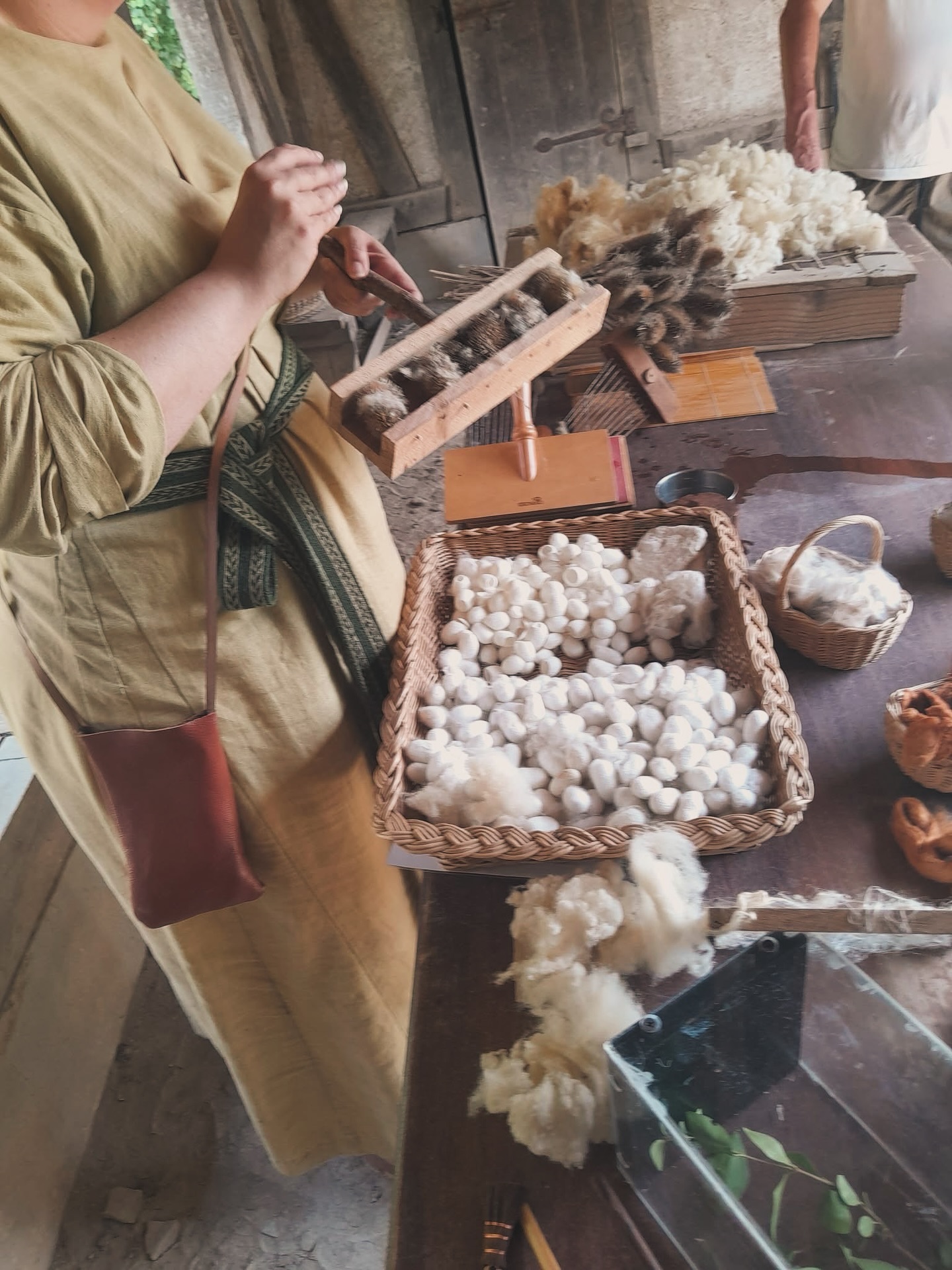 Hier, j’ai embarqué les visiteurs de l‘archéo’site ( @archeosite.rdv ) dans un voyage au pays des fibres animales !
J’ai présenté toute une galerie de matières étonnantes : de la laine de mouton la plus classique… au fil précieux du ver à soie, en passant par la chaleur du yak, la douceur du chameau et même… le poil de chien ! Oui, certaines races offrent un sous poil d’une incroyable finesse.
Pour la laine comme pour la soie, nous avons suivi toutes les étapes de transformation, depuis la fibre brute jusqu’au fil prêt à être travaillé. Cardage, filage, dévidage… chaque geste n’a plus aucun secret pour les participants de l’atelier !
La visite s’est terminée par un petit tour dans le jardin, à la rencontre de quelques plantes tinctoriales : tanaisie, verge d’or,
Un joli moment de découvertes, de surprises et de partages.
Hâte de renouveler l’expérience ! 💛
Un grand merci à tous les participants.
Crédits photos : Mr Gabet Arnaud & Mr Alexis Lefebvre.