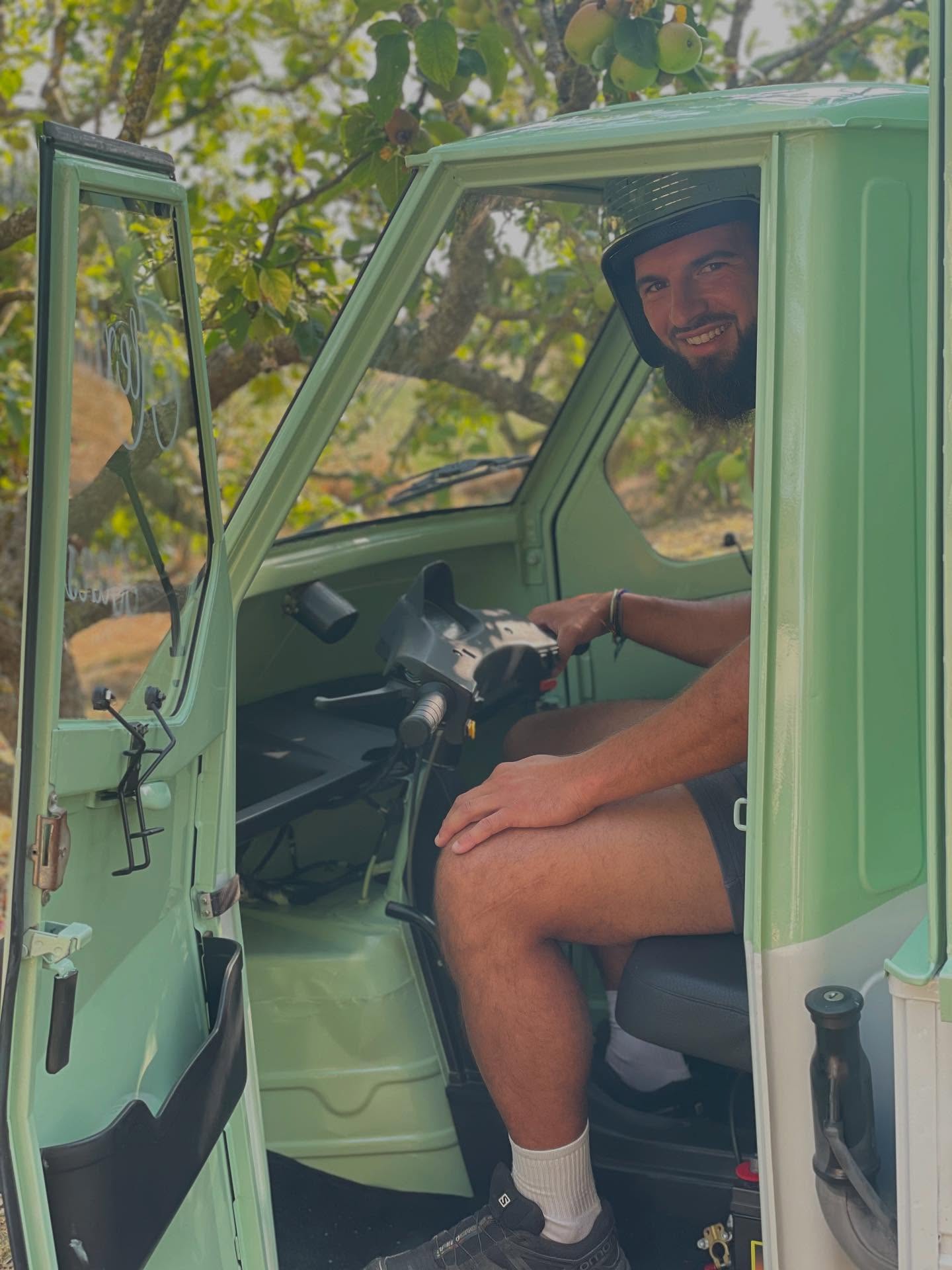 Monsieur Binouze installé dans un jardin plein d’amour pour l’anniversaire d’Alexis: 30 ans, ça se fête 🍻🎂