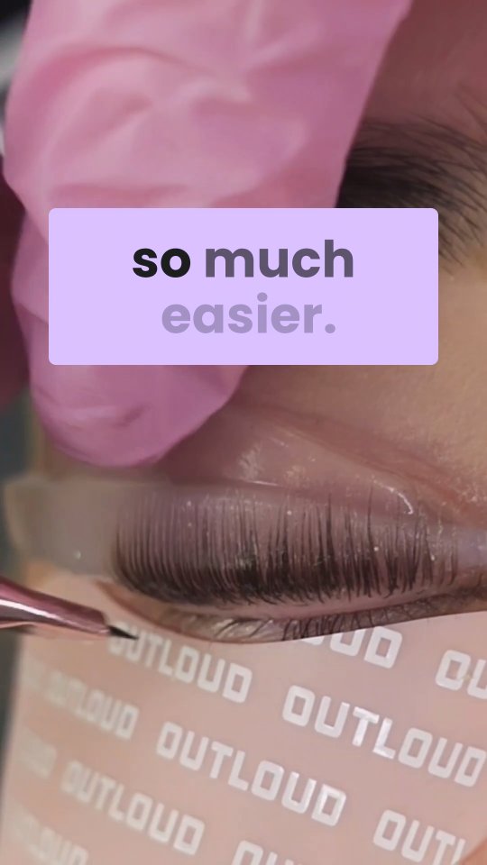 Dansk:
Mange tror, at vipperne skal sidde perfekt lige fra starten – men det behøver de ikke ✨
Step 1 blødgør vipperne, så de bagefter er nemme at rede igennem og placere helt lige på puden ✨
Prøv det næste gang – det gør arbejdet meget lettere ✨
English:
Many think the lashes need perfect placement from the start – but they don’t ✨
Step 1 softens the lashes, so afterwards they’re easy to comb through and place neatly on the pad ✨
Try it next time – it makes the work much easier ✨
#lashlifttips #glubalm #lashlift