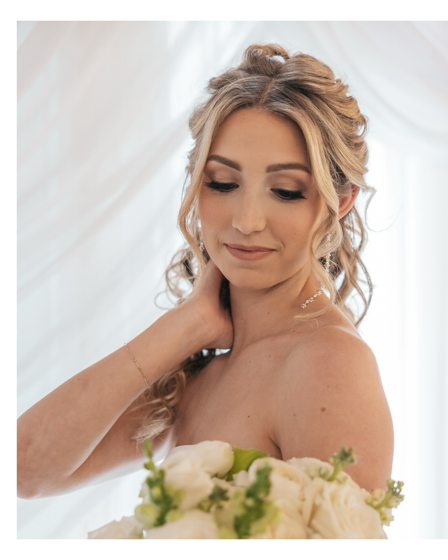 EFFLORESCENCE ✨🤍 I still cannot get over how beautiful this came together with such amazing and creative industry professionals!! Hire the professionals whose work you love, and trust their magic!!!! 🫶
vendors:
venue- @barnatbayhorse
photo- @_tou_shea
makeup- @muachelseakay
hair- @christina.urbanstudio
coordination- @anniecoevents @weddingfloralsbypatty
bridal gown- @weddingstudiogreenwood
floral- @duetfloral @the_wooden_ghazal @reddaisyfloral @weddingfloralsbypatty
food- @crgrestaurants
stationary- @brindlecreativestudio