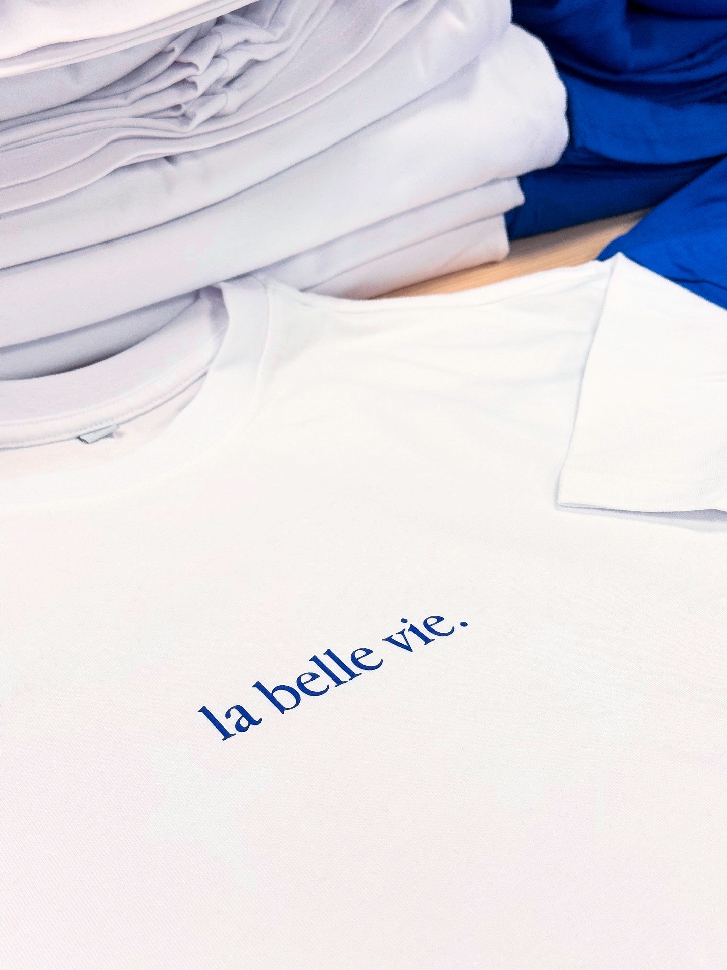 🔵⚪️ Collection de t-shirts oversized 240g, impression recto et un big smiley au dos, parce que la vie est belle !
Merci à @weare.labellevie
#impressiontextile #rennes #dtf #tshirtoversize
