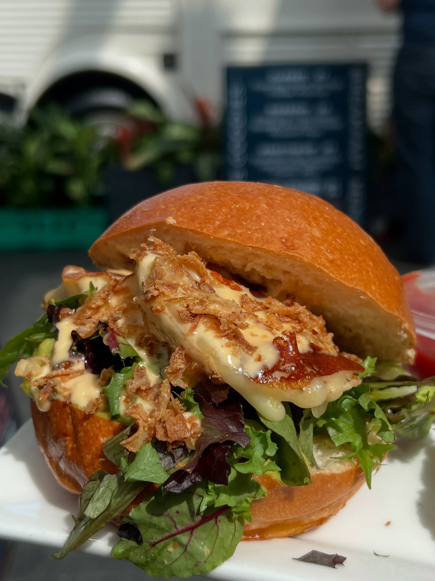 Crispy chicken burger for lunch, Supreme breakfast with hashbrowns for the morning fuel. 🍔🥓☕ All-day feel-good sorted at Spitalfields Market. Order online or come say ciao!
#MammasGoodies #FeelGoodFood #SpitalfieldsMarket #LondonEats #StreetFoodLondon #FoodieFinds #Hashbrowns #ChickenBurger #BreakfastGoals #LunchTimeSorted #EatItalian