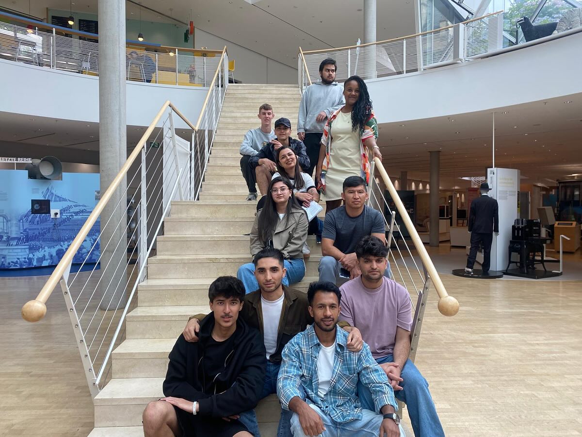 🎉 Mit dem Jugendkurs 361 im Museum für Kommunikation Frankfurt! 🏛️✨
Spannende Ausstellung, interaktiver Workshop „Grenzenlos?! Konsens und Kommunikation“ und ganz viel Spaß beim Deutschsprechen. 💬💡
@mfk_frankfurt 🫶🏻
#MuseumfürKommunikation #Jugendkurs #Deutschlernen #grenzenlos