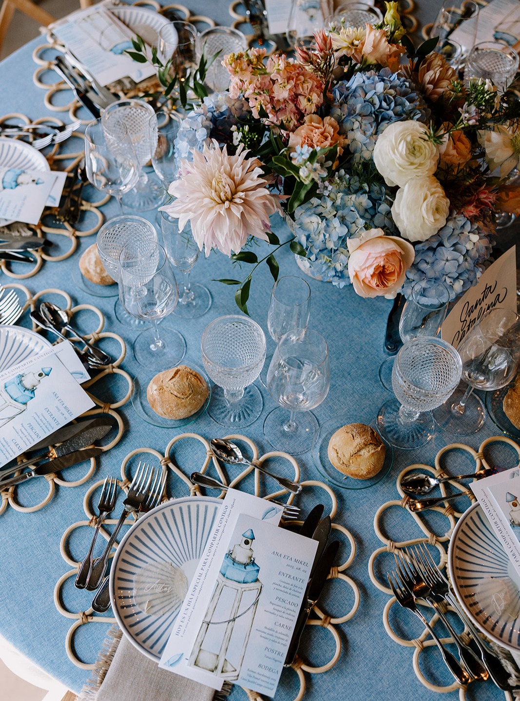 Una mesa pensada para disfrutar despacio, entre flores y rodeados de gente bonita.
¡Qué gran trabajo! @mkforlemons , @flores_elorz , @caserio_olagorta, @caligrafiabilbao , @mafesaintegral ❤️