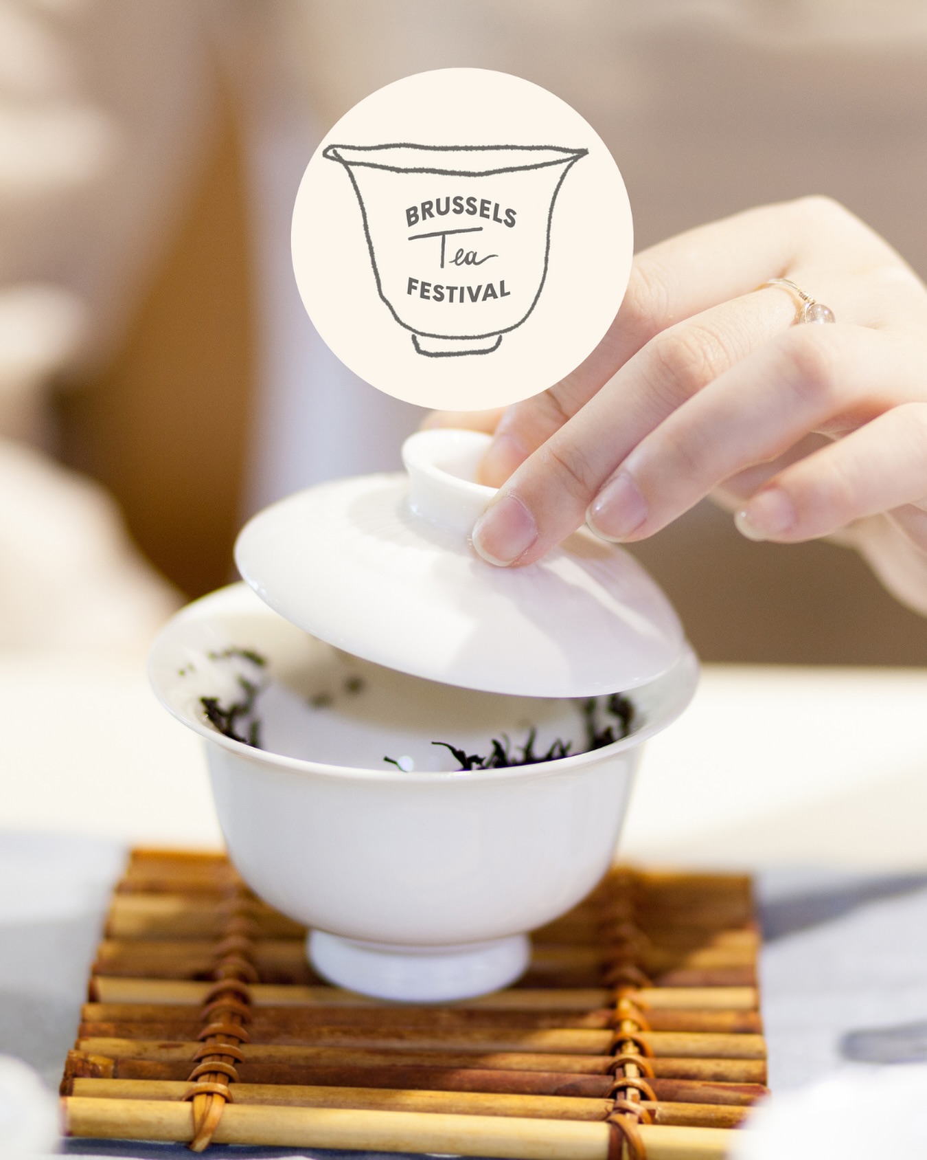 🇬🇧 The gaiwan: between earth and sky
🍃 Three elements. One hand. One breath.
The gaiwan, bowl, lid, saucer, connects three worlds:
👉 the bowl for the human,
👉 the lid for the sky,
👉 the saucer for the earth.
At the heart of the gesture, balance.
In silence, the tea speaks.
And if Magritte had painted a gaiwan,
perhaps he would’ve called it: “This is not a vessel.”
🗓️ Sunday, September 28, 2025
⏰ 10am – 6pm
📍 Flagey – Brussels
🎟️ Tickets available now on Flagey’s website (link in bio)
—
🇫🇷 Le gaiwan, entre ciel et terre
🍃 Trois éléments. Une main. Un souffle.
Le gaiwan, bol, couvercle, soucoupe, relie les trois mondes :
👉 le bol pour l’humain,
👉 le couvercle pour le ciel,
👉 la soucoupe pour la terre.
Au cœur du geste, l’équilibre.
Dans le silence, l’écoute du thé.
Et si Magritte avait peint un gaiwan, peut-être aurait-il légendé : « Ceci n’est pas un récipient. »
🗓️ Dimanche 28 septembre 2025
⏰ 10h – 18h
📍 Flagey – Bruxelles
🎟️ Billetterie en ligne sur le site de Flagey (lien en bio)
#BrusselsTeaFestival #CeciNestPasUnFestival #EspritMagritte #Gaiwan #Flagey #BTF2025 #BrusselsTeaFestival #ThisIsNotAFestival #SpiritOfMagritte