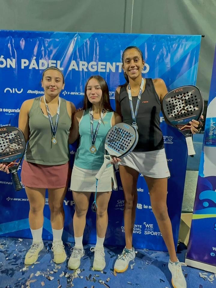 Muy buen fin de semana para la NFA 💥
🏆 Grandes éxitos en Master Final de Argentina de Menores: @fiorepropato y @francesca_floriani campeonas Sub 18, @jazz.dossantoss campeona en Sub 16, mientras que @_zoe_benitez_ ha quedado subcampeona en Sub 16.
En cuadro masculino, @jeremiaspucheta_1 valencilli__ y @jeremiaspucheta_1 llegaron a semifinales en Sub16 💪🏻
🥈 @dylancuelloo y @facudehnike5 subcampeones del FIP Bronze disputado en Portugal.
¡Seguimos!