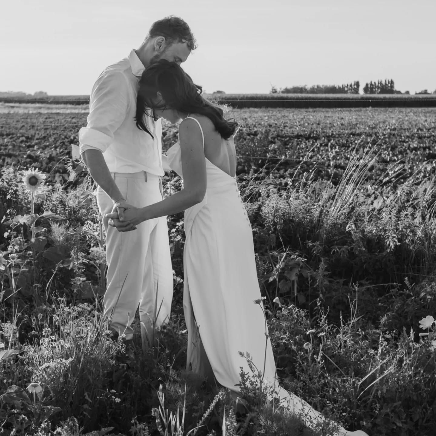 Wat een heerlijke vibe bij deze bruiloft. Alles was relaxed. En de zon die scheen, het veld vol bloemen, de lucht, de gasten, de prachtige taarten, de locatie en bovenal het mooie stel🤍
#trouwfotograafvlissingen #trouweninnederland #trouwfotograafzeeland #trouwen