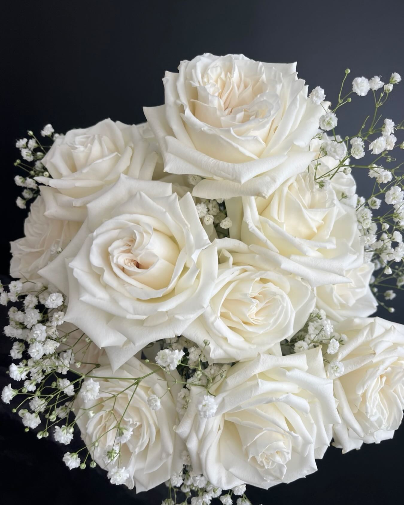 Congratulations to Z & T , wishing you all the best in new chapter of your life! #bridalbouquet #whitebouquet #whiteroses #babysbreath #torontoweddingflorist #eventdesigner #weddingdesigner #mississaugaflorist #oakvilleflorist