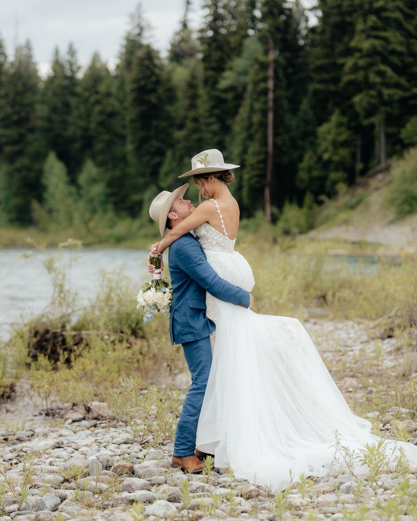 I have soooo many photos to share from their wedding day, but for today I’ll just share the most beautiful bridals🌲
#saltlakecityphotographer #loveandwildhearts #saltlakecityelopement #northernutahphotographer #utahisbeautiful #utahunique #saltlakecity #visualambassadors #utahphotography #utahweddings #posepatch #utahisrad
