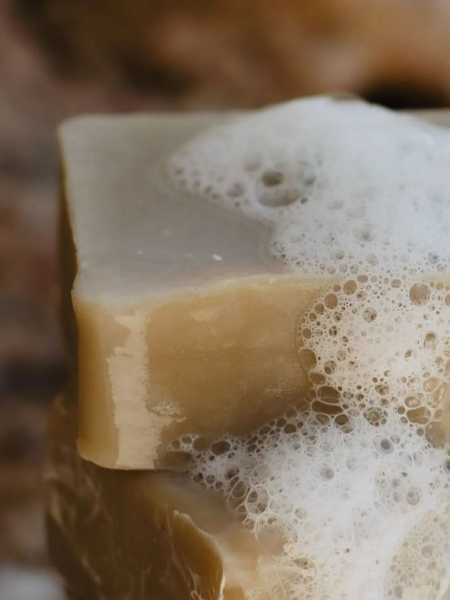 Savon saponifié à froid pour le corps et le visage, profondément nourrissant et hydratant, naturel et zéro déchet. Pour le surgraissage, 6 % de beurre de karité et de coco spécialement intégrés à cette formule pour une mousse onctueuse et une peau douce durablement, sans tiraillements.