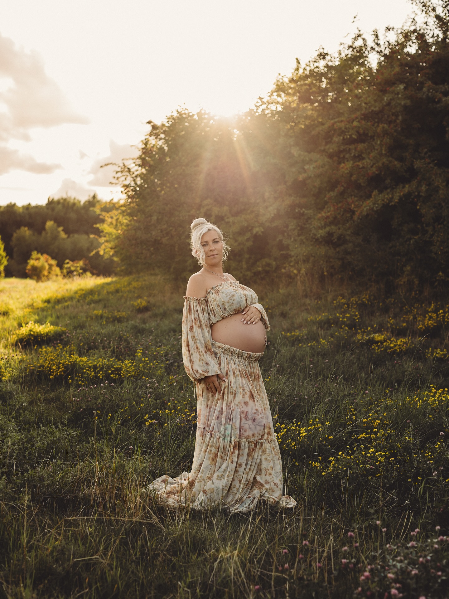 Du bist schwanger?
Dann melde dich gerne bei mir, wenn du diese besondere Zeit in Bildern festhalten möchtest.
Dieses Kleid ist eines eurer Lieblingskleider 😅 fast jeder Schwangere, die ein Shooting macht, greift zu diesem Zweiteiler ☺️
#schwangerschaft #schwanger #schwanger2025 #maternity #maternitysession #schwangerschaftsfotografie #babybauchfotografie #babybauchfotos #pregnant #pregnancy #baby2025 #baby2026