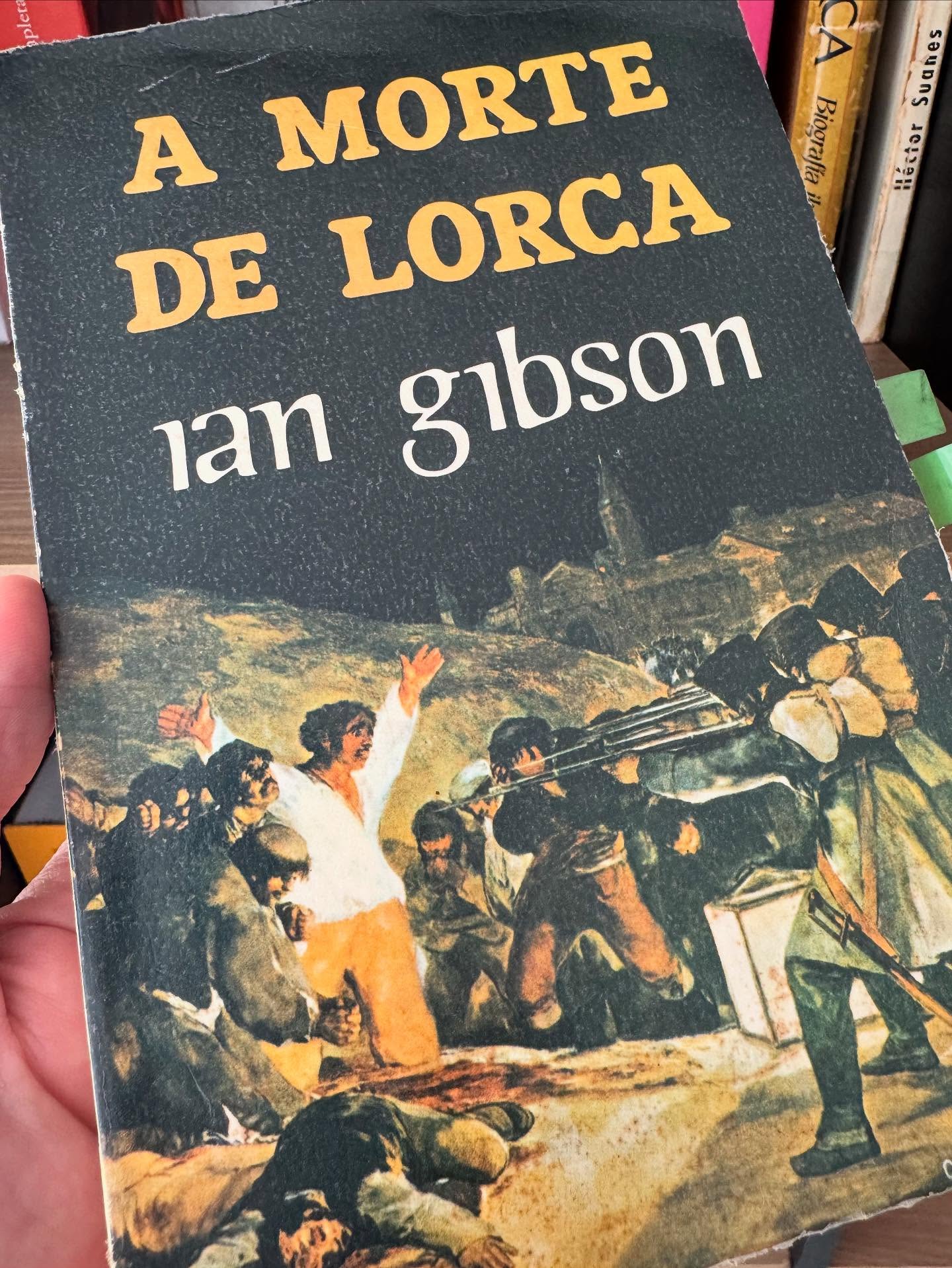 Num dia como hoje, em 18 de agosto de 1936, Federico era @ss@ssinado cruelmente com 3 tiros. Um nas costas e outros dois nas nádegas.
“É assim que se mata um bicha comunista!”, disse o @ss@ssino.
Dois dias antes ele foi preso sob a seguinte alegação: “Você fez mais mal com sua caneta do que outros fizeram com suas armas.”
Ao todo, mais de 600 mil morreram na Guerra Civil Espanhola, que durou de 1936 a 1939, quando iniciou-se a última ditadura espanhola.
Foi o primeiro experimento nazi-fascista.
O General Francisco Franco, líder do golpe que culminou na Guerra, liderou a ditadura espanhola até o último dia de sua vida, em 1975, quando o país se redemocratizou.
Até hoje não foram encontrados os restos mortais de Lorca, e de outros milhares de mortos.
#lorca #federicogarcialorca #guerracivilespaňola