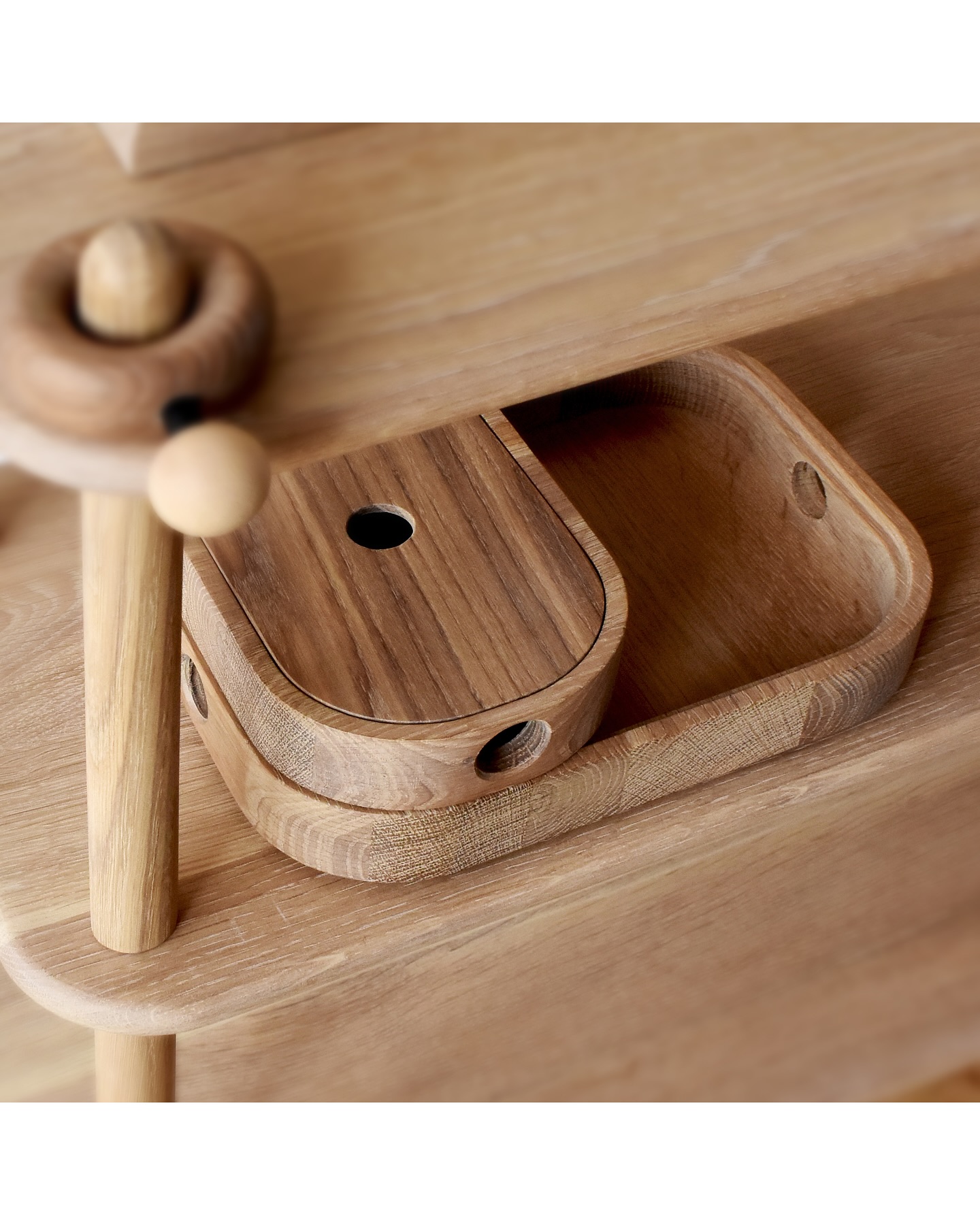 PION - nauka porządku przez zabawę
W filozofii Montessori przechowywanie to coś więcej niż sprzątanie - to okazja do nauki. Pojemniki ustawione na półkach regału pomagają dziecku sortować przedmioty według kategorii, kształtu, koloru czy przeznaczenia.
Każdy koszyk lub pudełko może stać się małym “projektem” - miejsce na klocki, zestawy kreatywne, przyrodnicze skarby czy materiały plastyczne. Taki system nie tylko ułatwia utrzymywanie porządku, ale również rozwija logiczne myślenie, poczucie odpowiedzialności i radość z samodzielności.
I tutaj zasada “mniej znaczy więcej” ma szczególne znaczenie - mniej rzeczy na wierzchu oznacza mniej chaosu, łatwiejszy wybór i brak rozproszenia wzroku.
Ukrywając “nieporządek” w pojemnikach, zyskujemy pełną kontrolę nad estetyką regału, a jednocześnie tworzymy przestrzeń, w której łatwiej się skupić i odnaleźć.
#montessori #meblemontessori #montessoriwnętrze #pokójdziecka #mebledziecięce #drewnianemeble #naturalnewnętrze #slowdesign