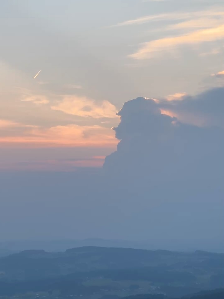 Wolkenbilder in 🎼🎶☁️ Es-Dur, von und mit Wolfgang Amadeus Mozart
#wolkenbilder #wolken #mozart #bucketlistschmied #cloud #cloudsandsky #wolkenfotografie #wolkenbildersindschön #wolkenstimmung #wolkenbild #bucketlist #wolfgangamadeusmozart