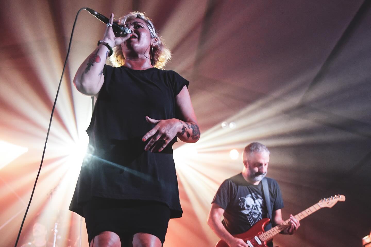 ESKERRIK ASKO ONDARRU!
Atzo beste behin azkenekoz Portuko Ranoin sentitu genuen energia eman zeniguten. Oso eskertuta oraingo honetan ere! Etq plazer hutsa Delirium Tremens taldeko lagunekin oholtza konpartitzea. Aupa ekipo!
Ayer nos volvisteis a dar la energía que recibimos la última vez que estuvimos en Portuko Ranpi,”. Muy agradecidxs esta vez también!
Y un gran placer compartir escenario con los amigos de Delirium Tremens. Aupa ekipo!
Hurrengoak/Siguientes
09/05 Artea @ Plaza (Jaiak)
11/08 Gasteiz @ IAK Kulturgunea + Zea Mays + Mursego + Eraso! + Nakar + Miren Narbaiza, Joseba Baleztena, Ander Mujika
📷 @eideriturriaga