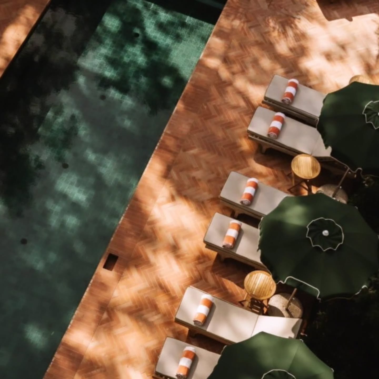 🌴 Bon week-end la team ! 🌞
Ici, on a décidé de s’évader (au moins dans nos têtes 😎)… Direction : une piscine de rêve, transat réservé, cocktail à la main 🍹
Le twist ? Il est fait maison avec nos gins ou nos liqueurs 💥
Et franchement… pourquoi juste rêver, quand on peut le vivre ? 👀
Allez, on trinque (même à distance) ! 🥂
*L’abus d’alcool est dangereux pour la santé. À consommer avec modération.*
#GinFrançais
#ginbio #liqueursureau #GrandNezSpirits #weekendtime #dreamcometrue