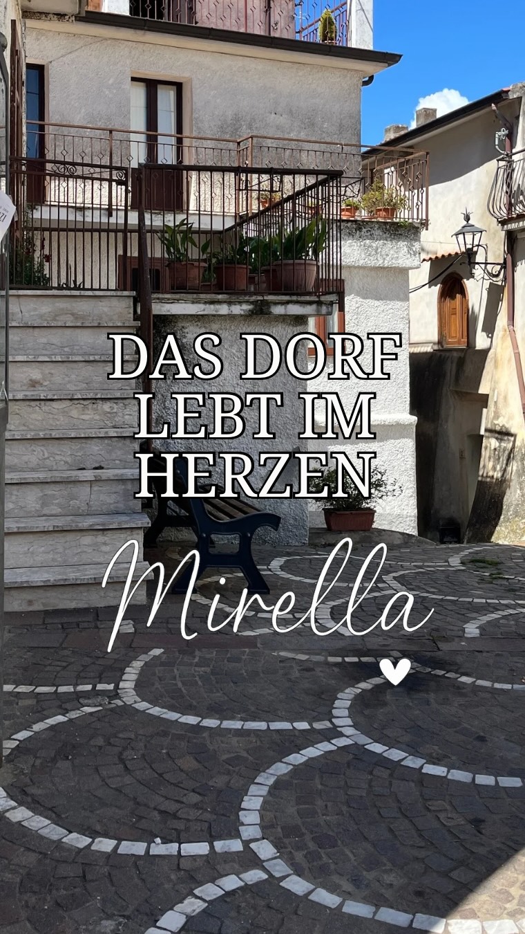 Manchmal führen die Wege genau dorthin, wo Herz und Vision aufeinander treffen. Heute habe ich in einem ganz besonderen Restaurant in unserem kleinen Dorf nicht nur gutes Essen genossen, sondern auch an meinem Projekt gearbeitet, Gespräche geführt und neue Schritte geplant. Etwas Neues entsteht….. bleibt dran, bald verrate ich mehr. #mirellagoesitaly #kalabrien #neuanfang #projektmitherz #süditalien #ladolcevita #neueskapitel