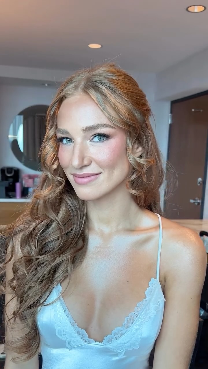 J E N N A 🤍 today’s bride, a glowy red head dream ✨
eyes- @maccosmetics unfiltered nudes palette
@colourpopcosmetics super shock shadow
lashes-
@ardellbeauty naked 421, cut in half
face-
@maccosmetics SFF,
@itcosmetics bye bye under eye,
@anastasiabeverlyhills cream bronzer,
@rarebeauty liquid blush
@charlottetilbury pressed powder
lips-
@maccosmetics ximal sheer lipstick
#indybrides #indianamakeupartist #muachelseakay #destinationwedding #indianapolismua #midwestweddings #bridalmakeup #professionalmakeupartist #louisvillebride #travelmua