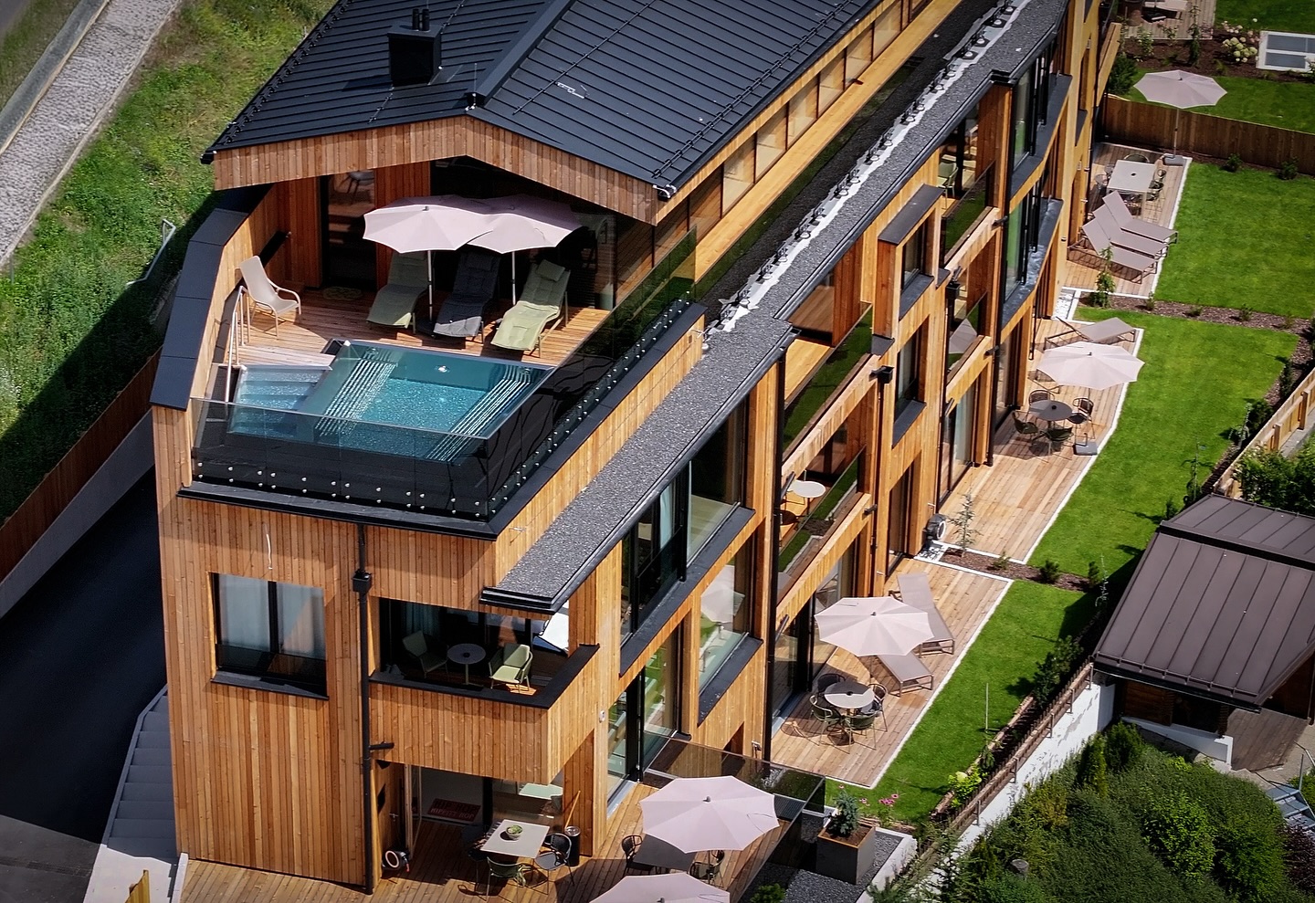 Rooftop pool above the Alps, private terraces below – this is how mountain living feels at its finest. 🏔️✨
#Laerchenlodge #StubaiValley #Tyrol #AlpineLuxury #MountainViews #PrivateTerrace #InfinityPool
