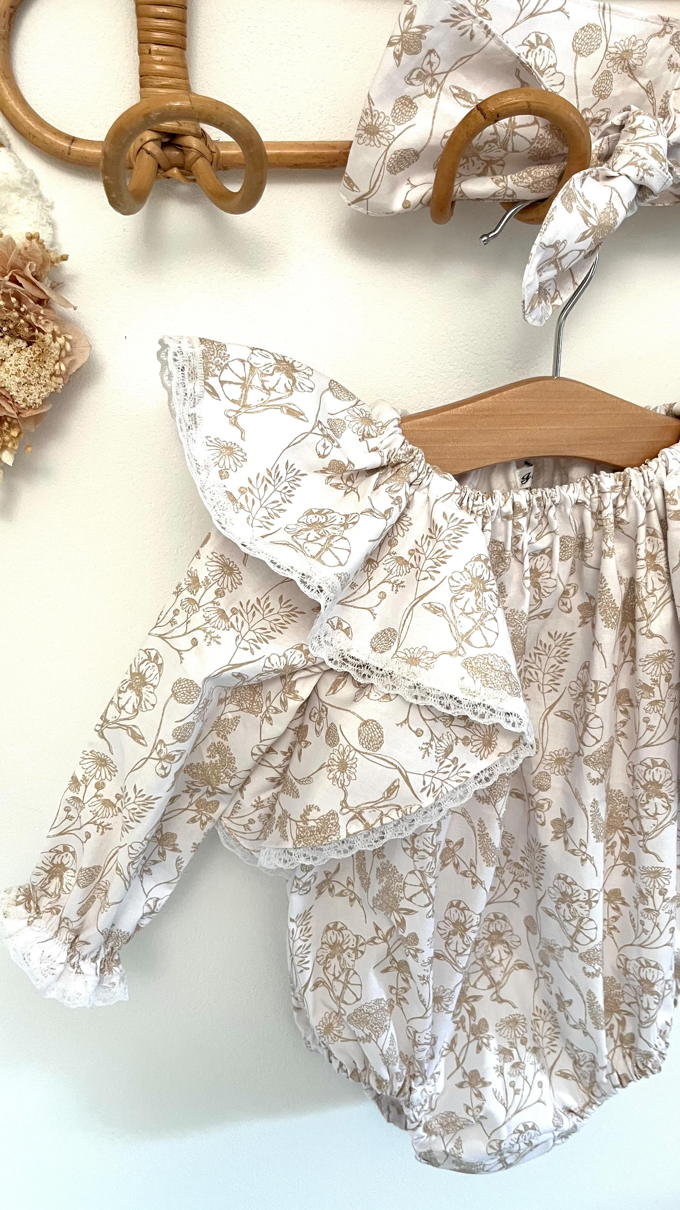 Hello c’est moi, non non je n’ai pas disparu!
Quand c’est les vacances d’été c’est clairement le désert par ici 🏜️ 🌵 🐪
Difficile de se démarquer, d’être vue en tant que petite créatrice, c’est un combat quotidien parfois épuisant quand le travail accompli ne porte pas ces fruits … MAIS je reviens en force avec de jolies pièces pour la rentrée !
#barboteuse #creatricefrancaise #creatricebebe #babylook #creatrice #madeinfrance #lille #instamood #holliday