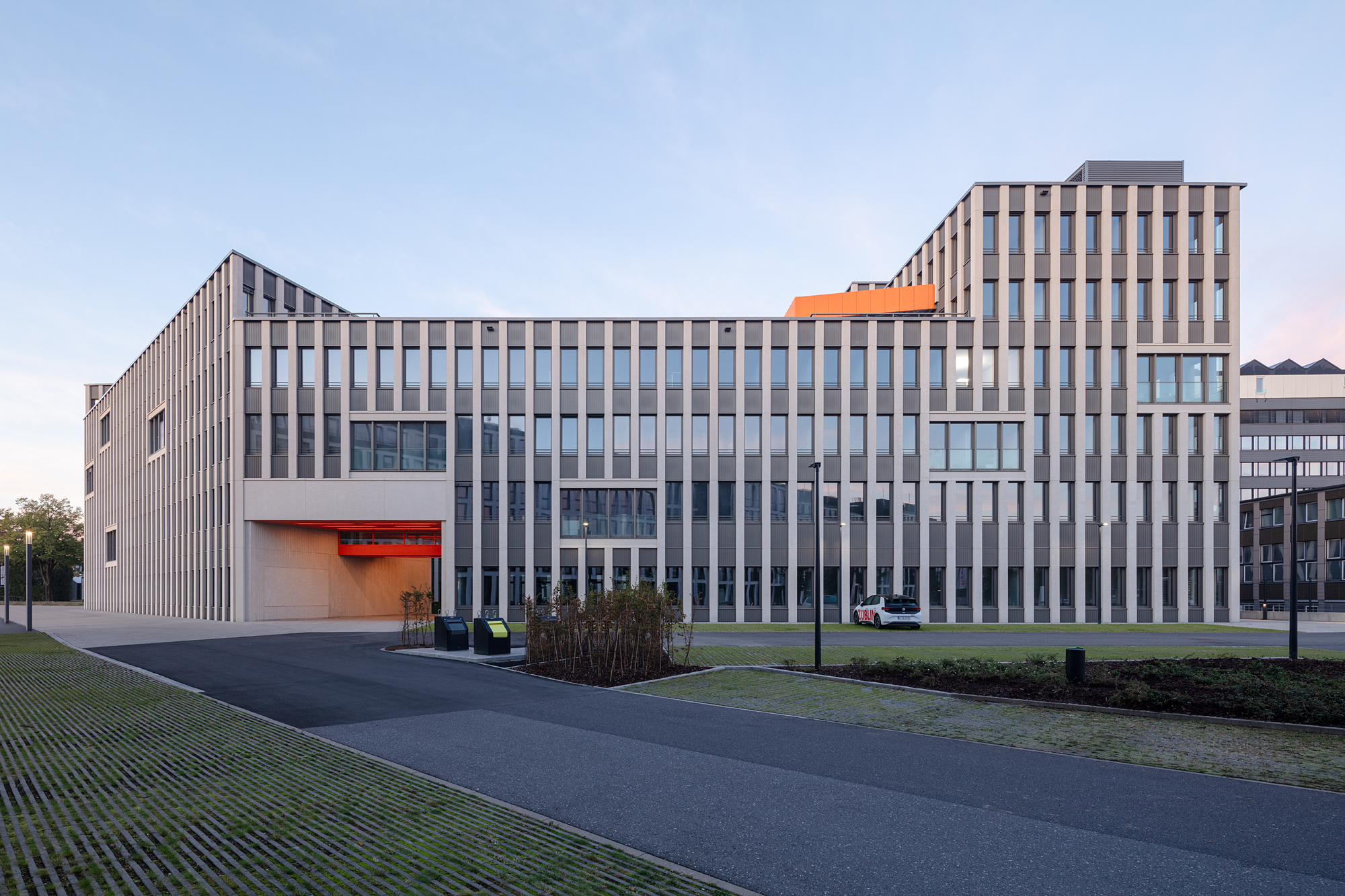 Der erste Bauabschnitt unseres Büroprojekt-Ensembles #mattesunddüxx ist fertig und bezogen. Der 2. Bauabschnitt, ein 16-geschossiges Hochhaus, ist bereits im Bau. Der 1. Bauabschnitt, ein 4- bis 7-geschossiger Block leitet alle Ankunftswege über großzügige Einschnitte in den Innenhof zu den dortigen Erschließungen. Im Team mit #strabagrealestate #clubl94 Fotos von #hgeschphotography