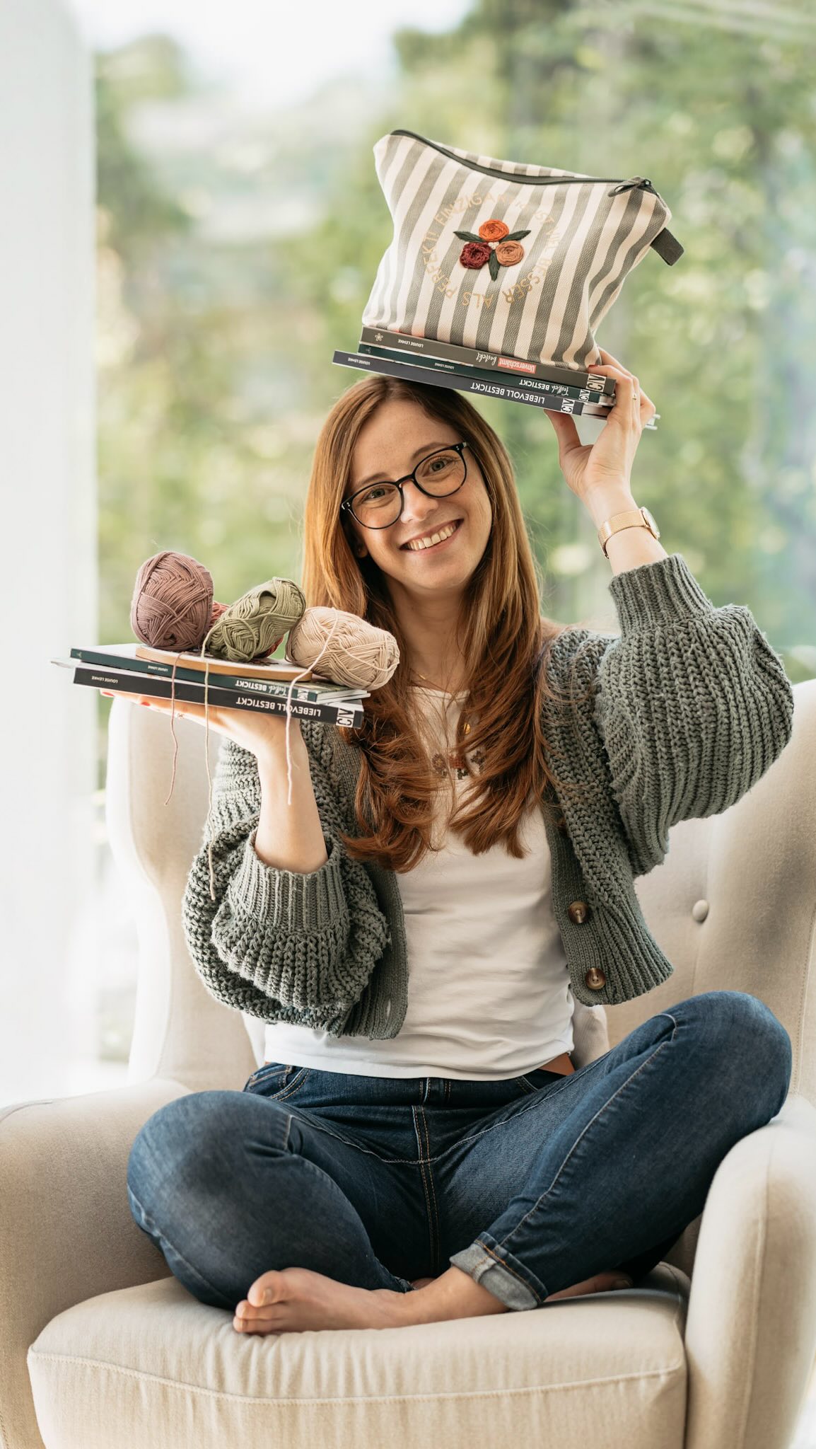 Hallo, ich bin Louise! Als gelernte Grafikdesignerin, Mama und kreative Seele liebe ich Handarbeit und DIY-Projekte. Für mich ist Sticken mehr als nur Wanddeko – es ist eine schöne Möglichkeit, langweilige Kleidung in echte Schmuckstücke zu verwandeln. Auf meinem Kanal teile ich kostenlose Anleitungen, Vorlagen und Inspirationen für alle, die Lust auf kreative Auszeiten mit Nadel und Faden haben. Lass uns gemeinsam kreativ werden! 💚✂️
#stickenlernen #lieselou #nähblogger_de