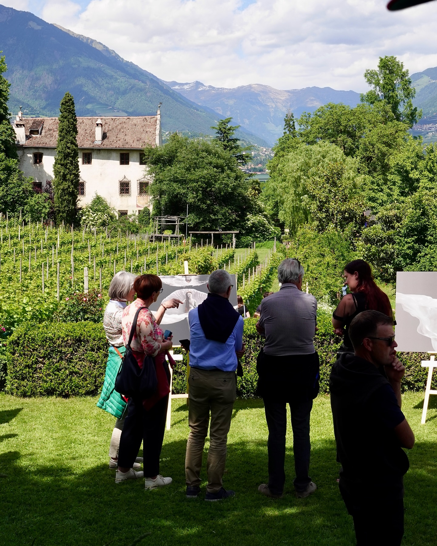 🌿 Kunst. Natur. Einfach sein.
Der Kunstgarten im Kränzelhof ist kein Ort, den man einfach nur besucht – man erlebt ihn.
Zwischen Labyrinthen, alten Mauern und wilder Natur warten Skulpturen und Gedankenräume, die zum Staunen, Träumen und Verweilen einladen.
📍 Tscherms, Südtirol
🗓 Täglich geöffnet – komm vorbei, spür die Ruhe, verlauf dich im Labyrinth… und finde dich wieder.
✨ Noch bis 10. November 2025: Jahresausstellung „fort und fort träumen…” mit Skulpturen von Michael Höllrigl.
#Kunstgarten #Kränzelhof #KunstInDerNatur #Skulpturengarten #Südtirol #Tscherms #fortundfortträumen #LandArt #GardenGallery #ArteContemporanea #KunstUndNatur #SouthTyrolArt #AltoAdige