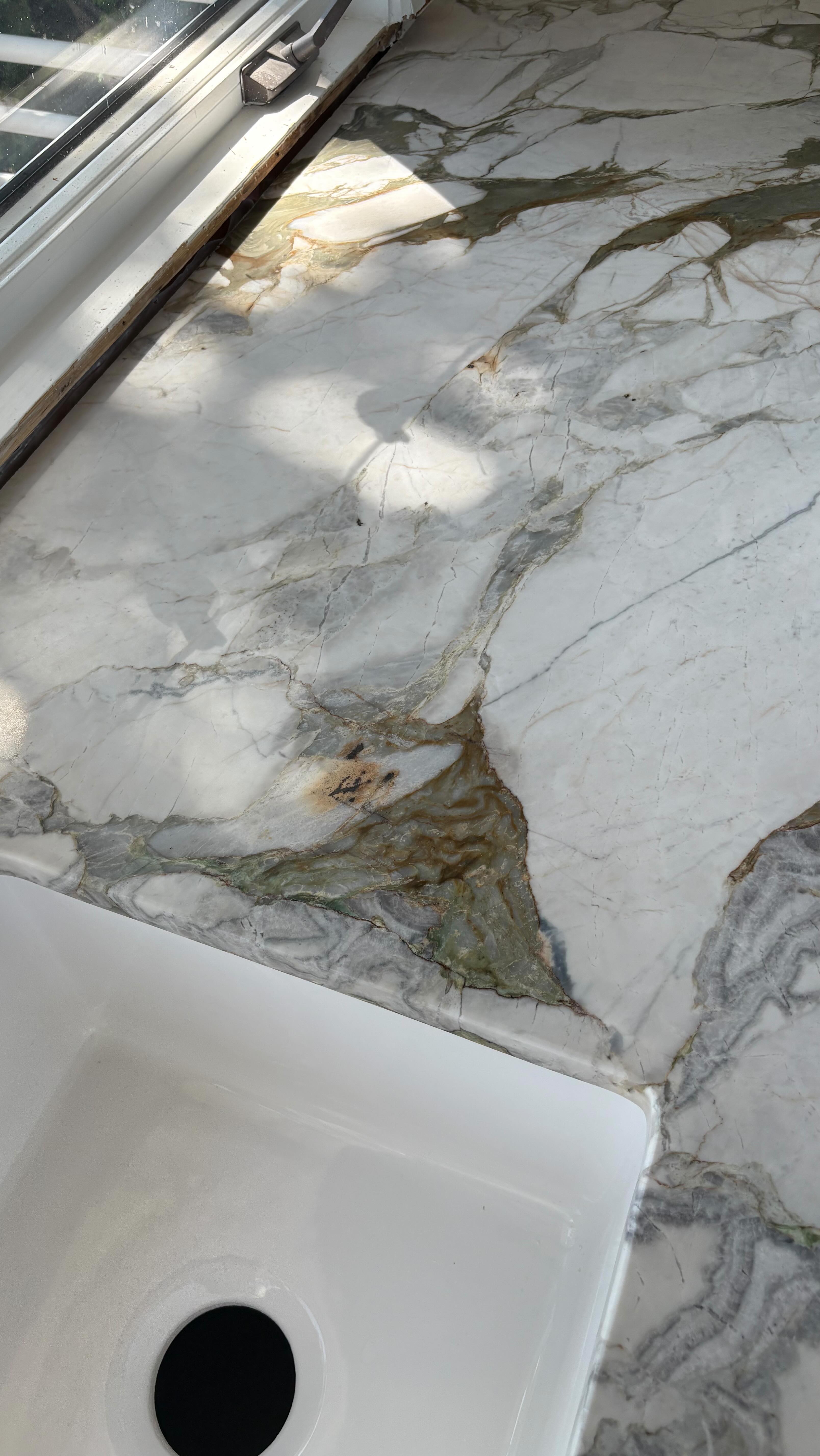 I have no words for this INCREDIBLE stone!!! Kitchen countertops went in at House on the Hill, how exquisite is this Dolomite?! Huge shoutout to @stoned.marbleandgranite for their flawless fabrication, this stone was difficult to work with and they still absolutely crushed it! Amd to @francinimarble for carrying such beautiful materials!
#boiseinteriordesigner #boisegeneralcontractor #boiseremodel