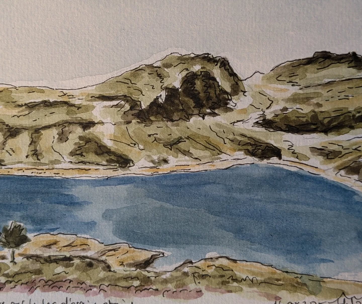 JV08 - Grand Tour Ariégeois
Rivière d'Eylie - Fredenrech
Ma compère de la veille ne peut repartir marcher à cause d'ampoules carabinées : je pars donc seule pour rejoindre l'étang d'araing.
Rapidement à la montée je croise la route d'Etienne, un jeune vigneron de Béziers, lui aussi sur le GR10 dans mon sens (et on n est pas nombreux). En discutant on se rend compte que l'on a fait quasi les mêmes étapes depuis lundi ! Je pense même que c'était mon voisin de camping à Aulus les bains. Les rythmes, heures de départ ,choix de bivouac de chacun font qu on ne s'était pas encore croisé. On fait les 2h30 de montée ensemble, à bon rythme tout en causant.
On traverse les anciennes mines de Bentaillou... heureusement que le temps était au beau car sinon le paysage est qq peu glaçant.
On redescend au lac de barrage et on mange ensemble au refuge de l'étang d'araing puis chacun son chemin, il poursuit sur le GR10 quand je bifurque sur le GRP Tour de Biros pour rejoindre Margaux à l'arrivée.
La descente longue de 8km est vraiment magnifiques, le vallon est superbe avec des plantes bien vertes, des arbres déjà un peu jaunis, des rivières et torrents qui égaient le parcours.
Bref, 2h30 de très belle descente !
A l'arrivée le spot de bivouac étant infesté de tiques, on a migré au camping de Sentein !