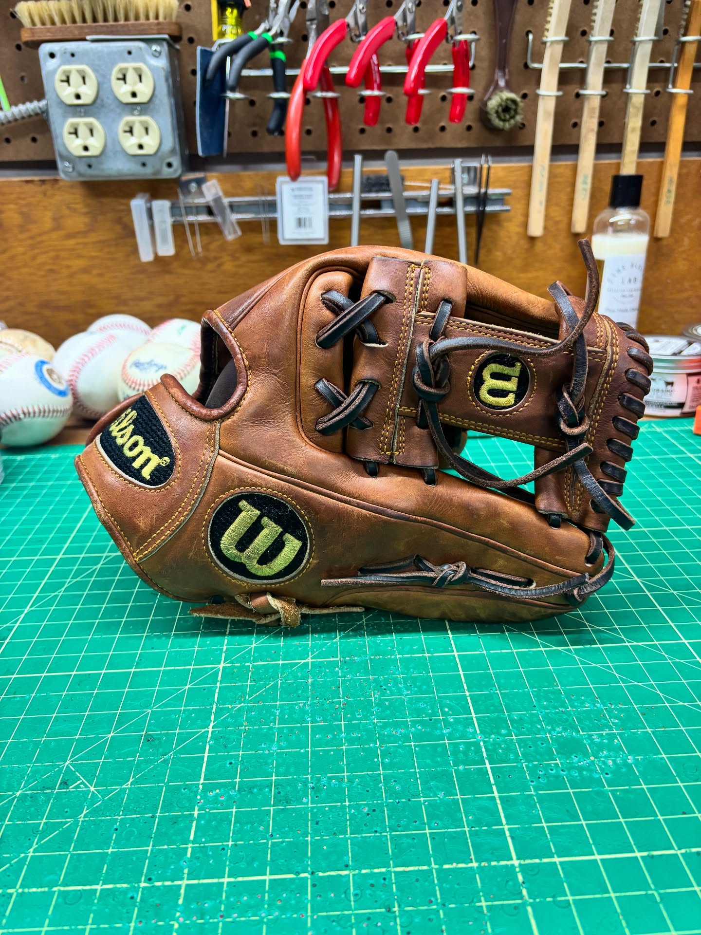Lucky enough to find another 100 Anniversary A2000 D Pedroia game spec in better shape than the last. Absolutely love this leather and color. Used Bloodline color lace, wanted something dark but a little different than the brown I usually go with. Tried the triple X pattern in the web as well. Little different details but nothing dramatic.
#wilsona2000 #dustinpedroia #a2000 #wilsonbaseball #wilsonbaseballglove #relacednotreplaced #relacedontreplace #staygrassy #ballplayersbalm #coloradoleatherbalm #buyfastpitchgloves #flatbillbaseball #makingyourglovegreatagain