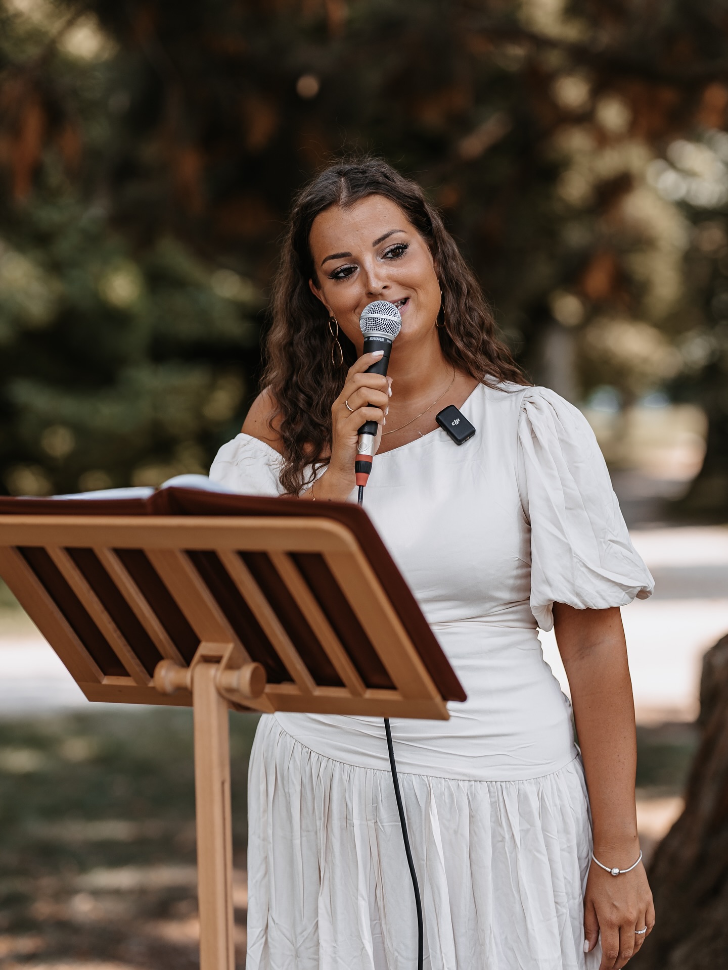 Warum ich Rednerin geworden bin?
Weil für mich Worte nie einfach nur Worte sind. Wenn ich vor Menschen spreche, merke ich, dass ich zu 100 % in meinem Element bin.
Meine Passion ist es, Geschichten zu erzählen, die echt sind, die euch widerspiegeln, die Menschen lachen und weinen lassen und die noch Jahre später ein Lächeln ins Gesicht zaubern.
In meinen Reden steckt so viel von mir: meine Liebe zum Detail, mein Blick und Feingefühl für Menschen und Emotionen und der Wunsch, euch einen Moment zu schenken, der bleibt. Das ist kein Job für mich, das ist pure Erfüllung 🥹
Und das funktioniert nur, wenn ich ganz ich selbst sein darf. Wenn ich Michelle bin, der Quatschkopf, Schnatterlisl und Plappermaul, die Rednerin, die mit euch lacht und mit euch weint ❤️
Genau in so einem Moment hat mich der mega herzliche und talentierte @julian_baecher_photography fotografiert.📸
RednerinMitHerz #GeschichtenErzählen #EmotionenPur #MitLiebeGesprochen #Hochzeitsrednerin #Herzensjob #MomenteFürImmer #LachenUndWeinen #EchtUndNah #RedenDieBewegen #MichelleRedet #RedenMitGefühl #Hochzeitsliebe #UnvergesslicheMomente #IchBinIch #PassionFürWorte #StorytellingMitHerz #RednerinVomHerzen
