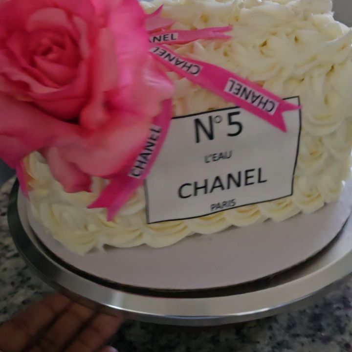 🎀✨ A birthday fit for a fashion queen ✨🎀
Indulge in this sinfully moist and tender vanilla cake, carved to perfection into a Chanel-inspired purse. Filled with rich, creamy buttercream, adorned in delicate buttercream rosettes, and finished with a handmade pink signature ribbon and elegant pearl handle. This showstopper is a sweet statement piece made for a birthday princess who lives for high fashion 💖👛💎
From scratch to fabulous, because every luxurious bite should be as stylish as it is delicious 😍
DM to order your custom couture cake today! 🎂👑
#CustomCakes #ChanelCake #LuxuryCakes #FashionInspiredCakes #ButtercreamArt #BirthdayPrincessVibes #CakeGoals #CakeDesign #HomeBakerMagic #FromScratchBaking #SinfullySweet #SinfulBitesBakery #MadeWithLove #ButtercreamRosettes #CoutureCakes #PinkRibbonCake #VanillaDreams #PearlHandleCake #SmallBusinessBakes #BakersOfInstagram #ScratchMadeDesserts #CelebrateInStyle #BirthdayTreats #HighFashionCake