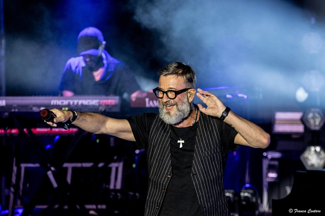 Noto, la Scalinata della Cattedrale è diventata un palcoscenico di emozioni.
Grazie per aver cantato con me e per l’energia che avete portato!
Ph. Franca Centaro
#MarcoMasini #CiVorrebbeAncoraIlMare
@friendsandpartners @momyrecords @concerto.official @rtl1025 @birindelliauto