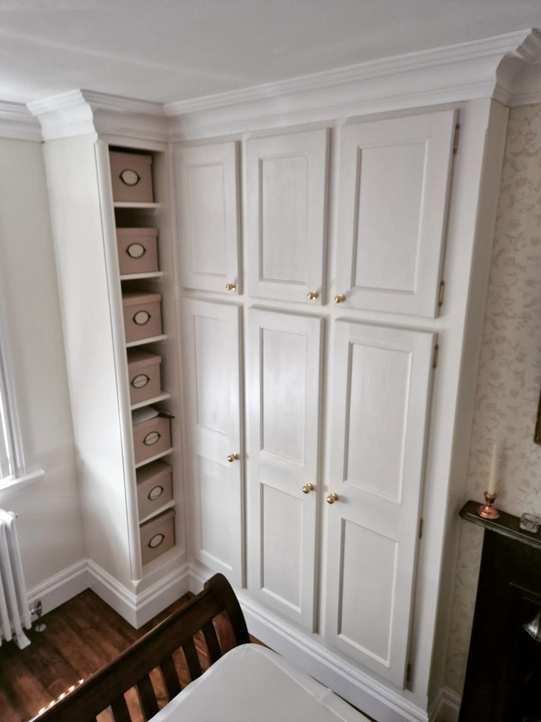 ✨ L-shaped pine wardrobe, finished in a crisp white 🎨 with brass fittings 🔑. Designed and built to maximise space 📐 and blend seamlessly with this period property in Lightcliffe 🏡