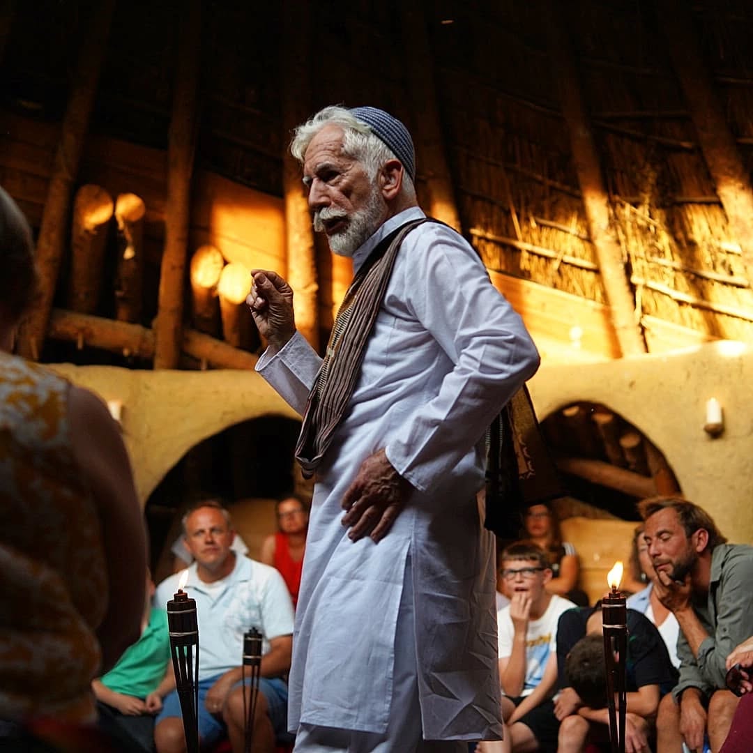 Diolch @seftownsend am noson fendigedig yn t Ty Crwn ar nôs Sul! Pleser cael croesawu yn ôl yma! Gobeithio eich bod i gyd wedi mwynhau hefyd!
Dim mond un noswaith o straeon ar ôl am gyfnod yr haf ~ nôs Sul nesa yr 24ain! 7yh, £10/£5 i blant 'dan 12oed (am ddim I blant 'dan 5oed). *arian parod yn unig
Mi fydd cacennau cartref a diodydd ar gael i brynnu yn ystod yr egwyl!
...
What a pleasure it was to welcome Sef back for a second showing in the Roundhouse ~ a fantastic night, thank you Sef ! And thank you all that came, we hope you enjoyed!
Just one more Storytelling to draw the summer holidays to a close ~ this coming Sunday the 24th at 7pm. £10/£5 (under12's) at the door *cash
Homemade cakes and drinks will be available to purchase during the interval!
Share with friends and family ~ see you there!