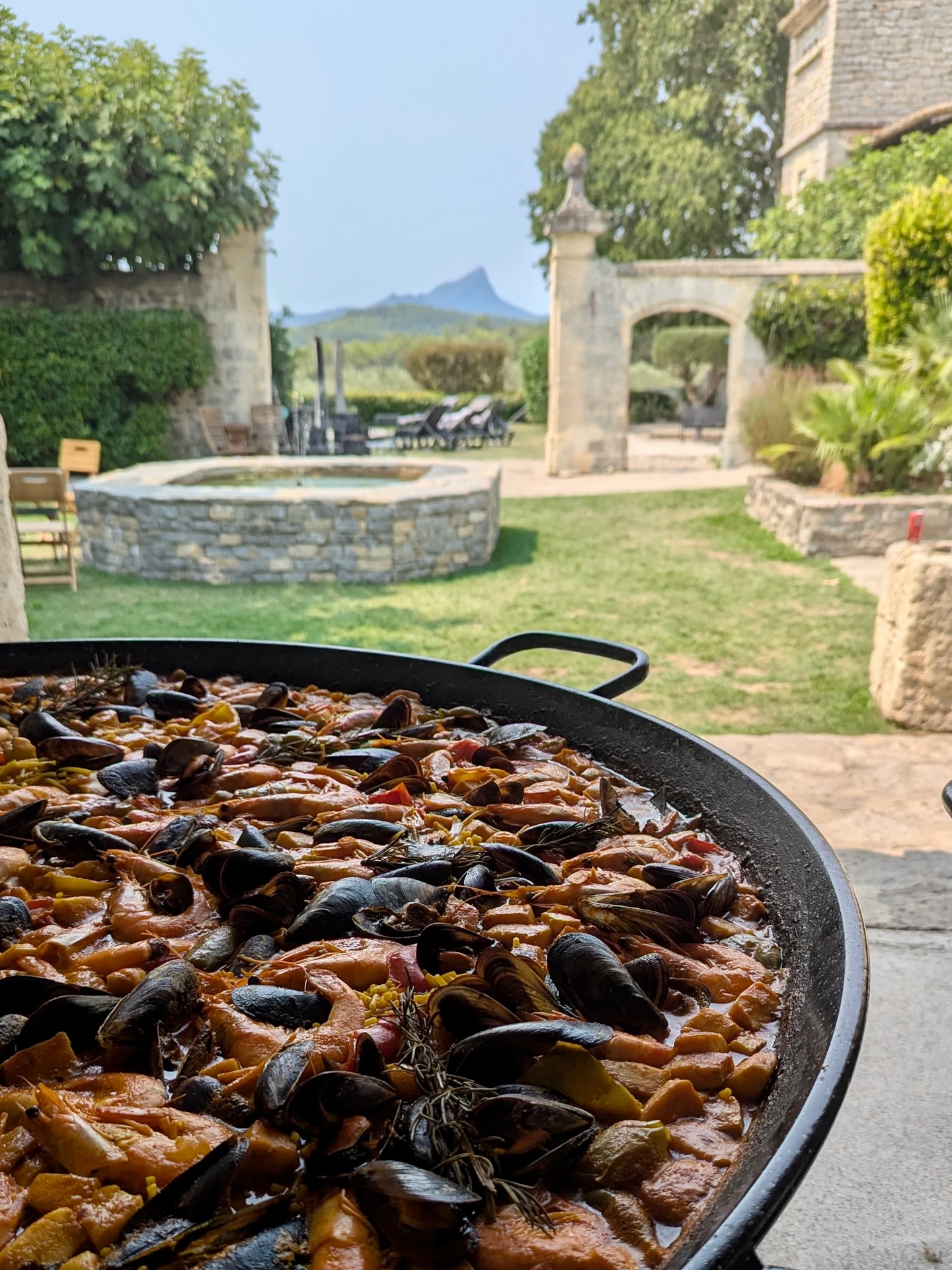 ✨ Lendemain de mariage gourmand au cœur de l’Hérault ✨
Après une journée riche en émotions, rien de mieux qu’une paella pour prolonger la fête !
✅ 150 invités réunis pour savourer :
🔥 Une brasucade
🥘 Une paella terre riche
🍤 Une fideuà mer
Le tout, dans un cadre idyllique avec le Pic Saint-Loup en toile de fond au superbe @mas_st_germain à Saint-Bauzille-de-Montmel. 🌿
Une ambiance conviviale, des produits frais et notre passion pour la cuisine espagnole !
👉 Swipez pour découvrir cette presta en images !
#paella #fideua #brasucade #traiteurevenementiel #cuisine #picstloup #herault #mariage2025
#lendemaindemariage