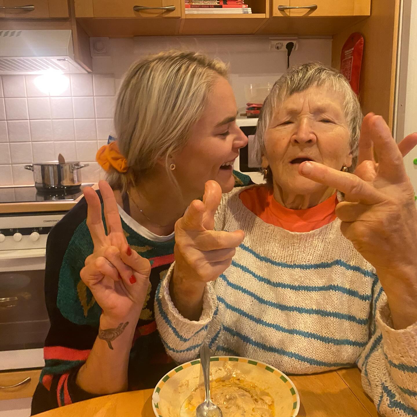 Vuosi sitten mamma siirtyi ajasta ikuisuuteen. đȘœ Yhteiset hetkemme tiivistyi jÀÀhyvĂ€isiin, rakkauteen joka yhdisti ja kannatteli meitĂ€. â€ïž Viimeiset hetket, pĂ€ivĂ€t, tunnit Ă€itini ja mamman kanssa saattohoitohuoneessa sai kaiken muun vĂ€istymÀÀn. MikÀÀn ei ollut tĂ€rkeĂ€mpÀÀ kuin saattaa mamma mahdollisimman lempeĂ€sti ja kivuttomasti rajalle, johon elĂ€vien matka pÀÀttyy.
Valitsin kuvarullaani muutaman kuvan myös heti mamman viimeisen hengenvedon jÀlkeen itsestÀni. Se oli minulle ensimmÀinen kerta, kun kohtasin kuoleman. Koin mamman kuoleman hetkessÀ oli jotain samaa kuin hetkissÀ, kun lapseni ovat syntyneet. Tuntui, ettÀ hetkeksi aika pysÀhtyi. Ilmassa oli hÀmmennys, helpotus, suru, luopuminen, hetki mikÀ pÀÀtti yhden elÀmÀni tÀrkeimmÀn ihmissuhteen.
Aluksi mieleni toisti kaikkea kokemaani kuin filmirullaa. Hiljalleen pÀivien kuluessa mamman saattohoito ja kuolema alkoi jÀsentyÀ. Kokemuksestani puhuminen auttoi. Oli hyvÀ, ettÀ olimme Àidin kanssa yhdessÀ mamman rinnalla. VÀlillÀ on tullut kauhea ikÀvÀ mammaa, on ollut hetkiÀ joissa olen ajatellut mamman olevan vielÀ tÀÀllÀ, tilanteita missÀ on tuntunut, ettÀ mamma on suojellut tai siunannut minua.
EnkĂ€ ikinĂ€ unohda lintua, mikĂ€ tuli luokseni mamman kuoleman jĂ€lkeisenĂ€ pĂ€ivĂ€nĂ€. Uskon, ettĂ€ mamman sielu tuli kertomaan kaiken olevan hyvin, mamma oli taas vapaa lentĂ€mÀÀn. Jotkut teistĂ€ sanoivatkin silloin, ettĂ€ se oli sielunlintu. âš
Rakkaus elÀÀ ikuisesti. â€ïž Ja muistutan itseĂ€ni aina vain mamman viimeisistĂ€ ohjeista:
ElĂ€mĂ€ on arvokas. Rakastakaa elĂ€mÀÀ. đ
Kiitos kaikesta tuestanne ja rohkeudestanne puhua kuolemasta siinĂ€ missĂ€ elĂ€mĂ€stĂ€. đïž
#elÀmÀ #kuolema #suru #luopuminen #vuosipÀivÀ