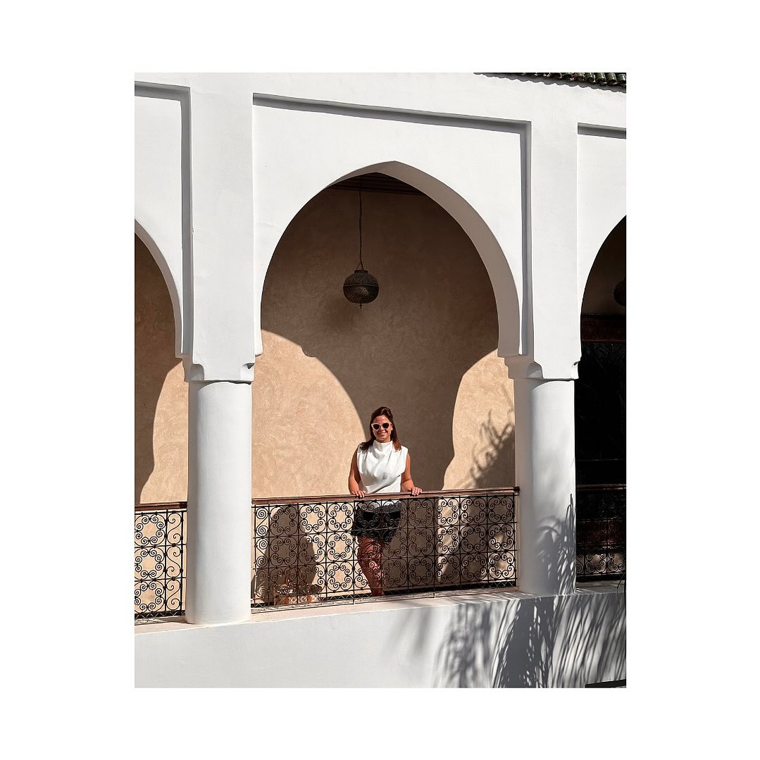 ๐ฉ๐ฟ๐ฎ๐ด๐ฒ๐ป ๐ฑ๐ถ๐ฒ ๐ถ๐ธ ๐บ๐ถ๐ท๐๐ฒ๐น๐ณ ๐ฑ๐ฒ๐๐ฒ ๐๐ผ๐บ๐ฒ๐ฟ ๐ผ๐ฝ๐ป๐ถ๐ฒ๐๐ ๐๐๐ฒ๐น๐ฑ๐ฒ.
Vakantie biedt (als het goed is) de ruimte om afstand te nemen van de dagelijkse dynamiek om te reflecteren. Even uitzoomen.
๐๐ข๐ข๐ณ๐ฐ๐ฎ ๐ฅ๐ฐ๐ฆ ๐ซ๐ฆ ๐ธ๐ข๐ต ๐ซ๐ฆ ๐ฅ๐ฐ๐ฆ๐ต, ๐ธ๐ข๐ต ๐จ๐ฆ๐ฆ๐ง๐ต ๐ท๐ฐ๐ญ๐ฅ๐ฐ๐ฆ๐ฏ๐ช๐ฏ๐จ ๐ฆ๐ฏ ๐ธ๐ข๐ต ๐จ๐ฆ๐ฆ๐ง๐ต ๐ฆ๐ฏ๐ฆ๐ณ๐จ๐ช๐ฆ ๐ช๐ฏ ๐ฑ๐ญ๐ข๐ข๐ต๐ด ๐ท๐ข๐ฏ ๐ฅ๐ข๐ต ๐ฉ๐ฆ๐ต ๐ข๐ญ๐ญ๐ฆ๐ฆ๐ฏ ๐ฎ๐ข๐ข๐ณ ๐ฌ๐ฐ๐ด๐ต?
Ik stel deze vragen niet vanuit twijfel over mijn expertise, maar met hernieuwde focus.
Op professioneel vlak is dat voor mij: de mensen met wie ik werk en het type opdrachten waarin ik mij mag vastbijten.
Je weet wie jouw doelgroep is, maar spreek je ze ook รฉcht aan in je communicatie?
๐๐ฅ๐ง๐๐๐ ๐๐๐ ๐๐ ๐ฉ๐๐๐ก ๐ซ๐๐ฃ ๐๐ ๐๐๐๐๐ก๐ ๐ ๐ก๐๐ฃ๐ฉ?
โ Want als je iederรฉรฉn aanspreekt, spreek je niemand aan.
In essentie: je trekt aan wat je uitstraalt. Hoe laat je je boodschap in je uitingen doorklinken?
In communicatie betekent dat: je spreekt diegenen aan die zich herkennen in jouw toon, stijl en woordkeuze.
De taal die je gebruikt is geen toevallige vorm, het is een bewuste strategie. Het bepaalt wie zich aangesproken voelt, en wie niet.
โจ Richt je je op high-end klanten? Dan vraagt dat om verfijnde, zelfverzekerde communicatie.
โจ Zoek je creatieven? Laat dan diezelfde creativiteit in je tone of voice en visuals spreken.
โจ Werk je het liefst met besluitvaardige mensen? Laat dan ook zelf lef zien in je boodschap.
Hoe bewuster je je woord en beeld afstemt op je ideale klant, hoe beter je klanten aantrekt die รฉcht passen bij je visie, werkwijze of aanbod.
Ben je nog op het goede spoor? Een kleine oefening die ik zelf altijd toepas:
Denk terug aan je drie succesvolste cases.
โฆ Wie waren deze mensen of bedrijven?
โฆ Wat zochten ze?
โฆ Hoe kwamen ze bij jou terecht?
Het is tijd om je uitingen net zo strategisch te benaderen als je dienstverlening. Je gaat het echt merken in je eigen drive, effectiviteit รฉn resultaat.
๐ช๐ฎ๐ป๐ ๐ฐ๐ผ๐บ๐บ๐๐ป๐ถ๐ฐ๐ฎ๐๐ถ๐ฒ ๐ถ๐ ๐ด๐ฒ๐ฒ๐ป ๐ฑ๐ฒ๐๐ฎ๐ถ๐น, ๐ต๐ฒ๐ ๐ถ๐ ๐ต๐ฒ๐ ๐๐ผ๐ฒ๐ด๐ฎ๐ป๐ด๐๐ฝ๐๐ป๐ ๐๐ผ๐ ๐ฑ๐ฒ ๐ท๐๐ถ๐๐๐ฒ ๐ธ๐น๐ฎ๐ป๐.
#communicatie #pr #interiordesign #entrepreneur