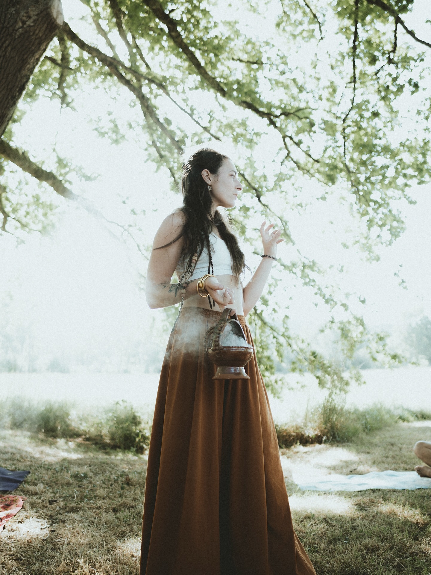 Le yoga a été ma porte d’entrée vers la spiritualité. 🌿
Plus qu’une découverte, c’était une reconnexion profonde à mon âme, comme si ce monde merveilleux m’avait toujours attendu.
Je me suis longtemps cherchée, me demandant pourquoi je me sentais si vide alors que j’avais tout pour « aller bien ».
Puis le yoga est arrivé : il m’a ramenée à mon corps, à mon essence. Il m’a offert des rencontres et des réponses. Je me suis enfin autorisée à être pleinement moi. J’avais enfin compris/trouvé ce que je cherchais depuis si longtemps.
Le yoga m’apporte ancrage, discipline et union intérieure, tandis que le chamanisme m’ouvre aux mondes invisibles et à la reliance avec la nature. Ensemble, ils tissent un chemin complet : de l’intérieur vers l’extérieur, de « moi » vers le cosmique, de mon corps à l’Esprit et à la Terre.
Lors de mes événements et retraites, je vous ouvre mon univers, pour que vous puissiez à votre tour cheminer, vous relier et grandir.
Je suis un Tout et je n’ai plus peur d’avoir… « la tête dans les étoiles » comme disent certains. 🤫
Namoh vah 🔆 Aho
📸 @captathazel
📍@wakantanka.festival
Merci @nawa_te.te de m’avoir prêtée ta Copalera qui rend cette photo magique. 🫶