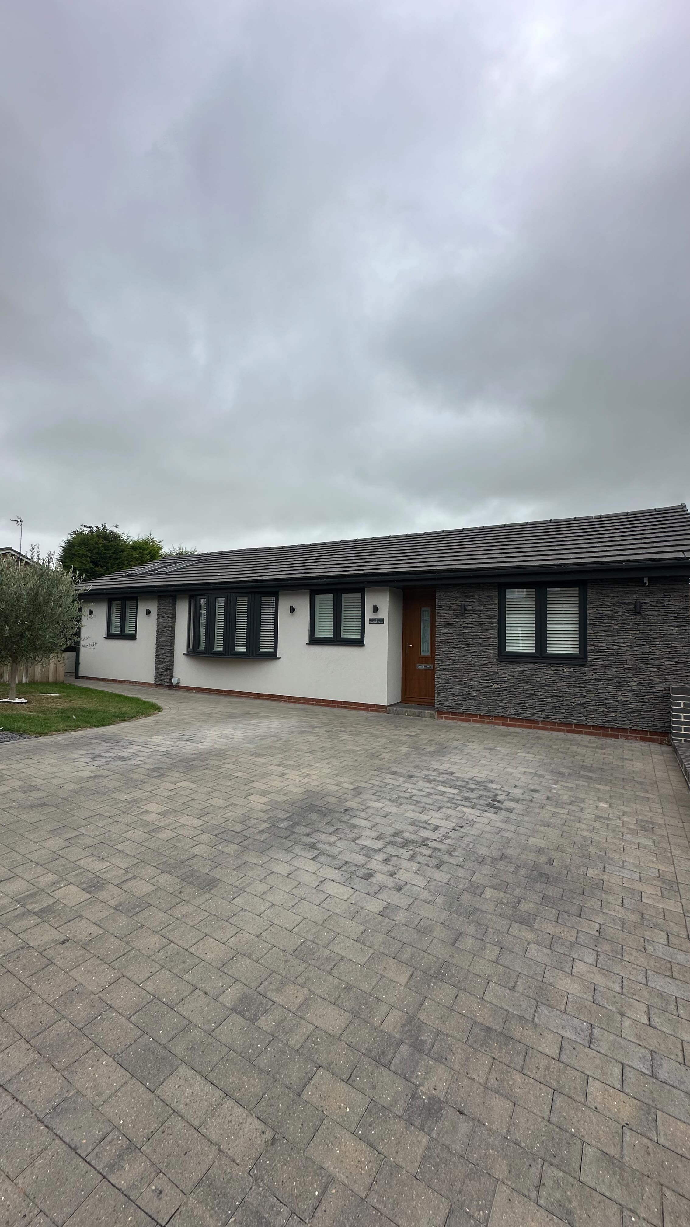 We returned to this Bingham bungalow after finishing the front & gable a couple years ago, this time completing the rear elevation following a lot of building alterations. Always a pleasure seeing a project through to completion.
The finish: VPI Gris Perle 120 silicone render. Long lasting, low-maintenance, and a sharp modern finish.
#siliconerender #colouredrender #sprayrender #nottingham