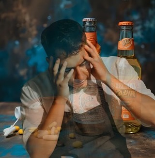 Dependência de Substâncias na Gastronomia- O tabu precisa ser quebrado : A vida dentro de uma cozinha profissional é intensa. O calor do fogão, o ritmo acelerado dos pedidos, a pressão por excelência e a falta de pausas criam um ambiente em que muitos cozinheiros buscam “atalhos” para aguentar o ritmo. E aqui está um dos maiores tabus da gastronomia: o uso de álcool, energéticos e até drogas como ferramentas de sobrevivência.
O que começa como um “auxílio momentâneo” para manter a energia ou aliviar a tensão, muitas vezes se transforma em dependência silenciosa. Energéticos que viram rotina diária, copos de álcool no fim do expediente para “desestressar”, substâncias mais fortes usadas para aguentar a madrugada… O resultado é um ciclo perigoso, que compromete não só a saúde do profissional, mas também a segurança e a qualidade do trabalho. #ajuda #gastronomia #dependenciaquímica #chef #cozinha