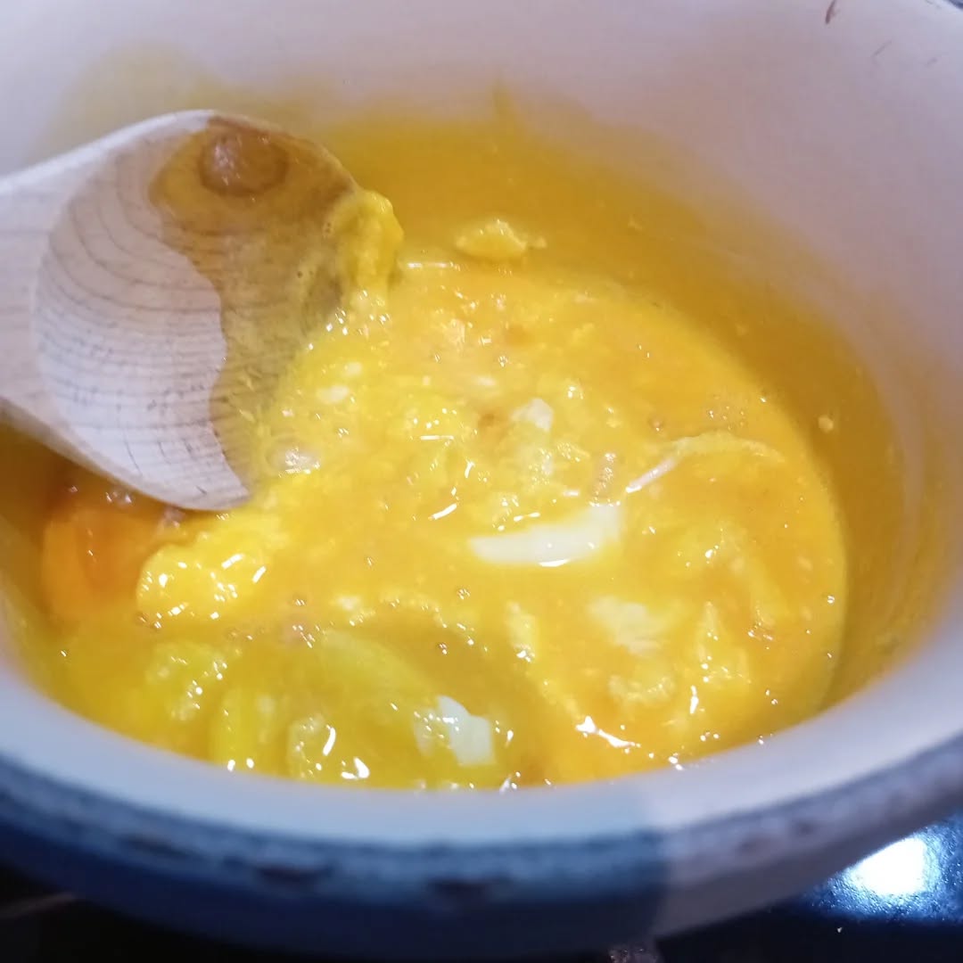 Delicious scrambled eggs. We often post about why you should buy honey from a beekeeper rather than cheap supermarket honey, but the same is also true for eggs. These eggs from @wanderingfeathersltd at the @newbury_farmers_market have an intense colour and beautiful flavour.