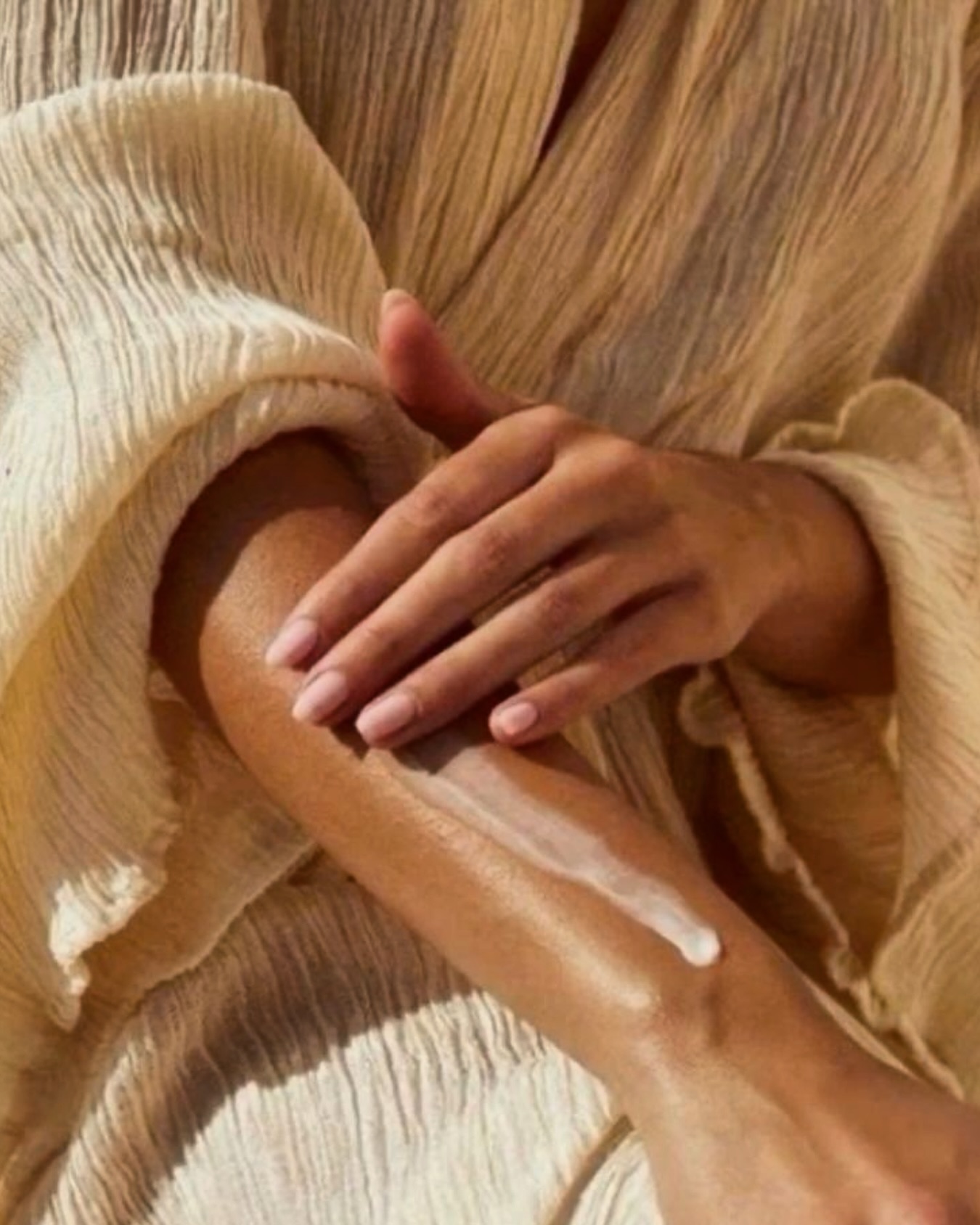 ☀️ Tu Piel Merece la Mejor Protección ☀️
¿Sabías que el 80% del envejecimiento prematuro se debe a la exposición solar?
En nuestro centro de estética te ayudamos a mantener una piel radiante y saludable durante todo el año.
Aquí te compartimos nuestros consejos esenciales:
🧴 Rutina Diaria Imprescindible:
• Limpieza suave por la mañana y noche
• Hidratante adecuado para tu tipo de piel
• Protector solar SPF 50+ ¡TODOS LOS DÍAS!
• Antioxidantes como la vitamina C en tu rutina matutina
🌞 Protección Solar 365 días:
• Aplica protector solar 30 minutos antes de la exposición
• Reaplica cada 2-3 horas
• No olvides cuello, orejas y manos
• Busca sombra entre las 10am y 4pm
✨ Tratamientos Profesionales que Ofrecemos:
• Limpiezas faciales profundas
• Peelings químicos personalizados
• Tratamientos anti-edad
• Hidratación intensiva
• Asesoramiento personalizado de productos
📞 ¡Agenda tu consulta personalizada!
Nuestras especialistas evaluarán tu tipo de piel y crearán un plan de cuidado específico para ti.
¿Tienes dudas sobre tu rutina de cuidado?
¡Escríbenos! Estamos aquí para ayudarte a lucir la piel de tus sueños.
#CuidadoDeLaPiel #ProtecciónSolar #EstéticaFacial #PielSaludable #BellezaNatural #cuidadoprofesional #boutiquespacosmetics