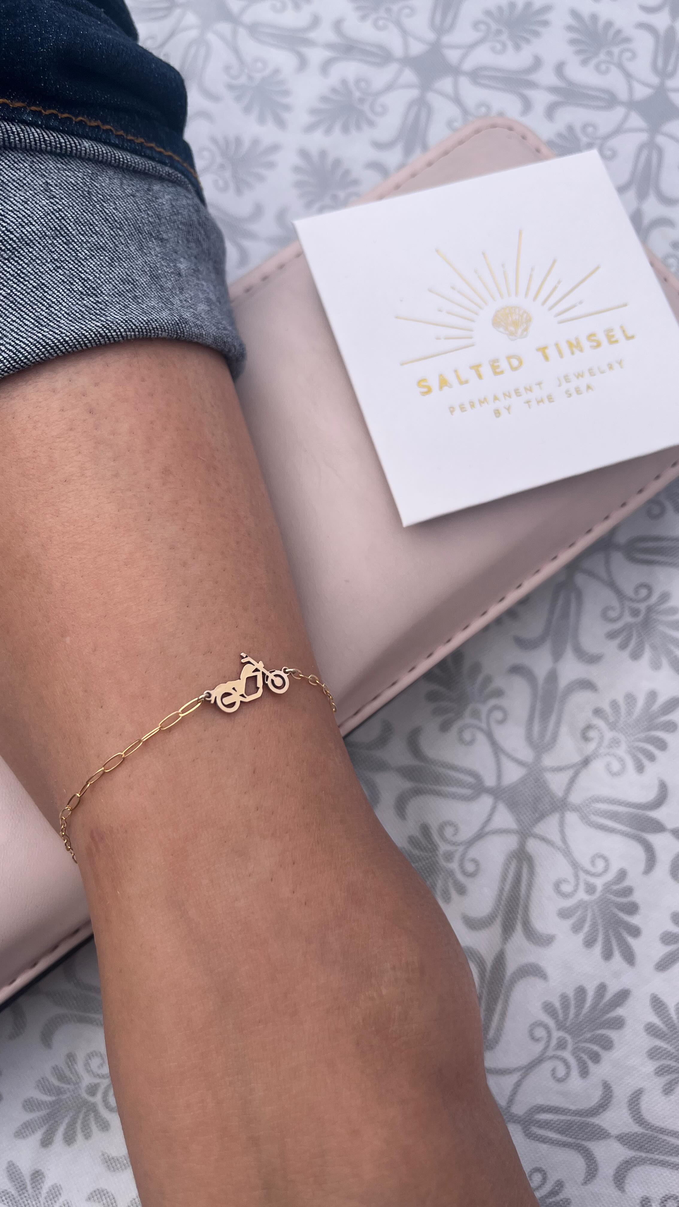 On Friday’s, WE SPARKLE✨..
Join us this Friday for the Jewel Box at Midtown Fridays with @eventsantacruz & @white_rabbit_social_club from 5-8:30ish at 1111 Soquel Ave, Santa Cruz and get tinseled with us! We can add some pretty permanent jewelry to your collection, earrings & more! We look forward to seeing you there for music, shopping, & guaranteed fun for all!
Cheers ✨💗