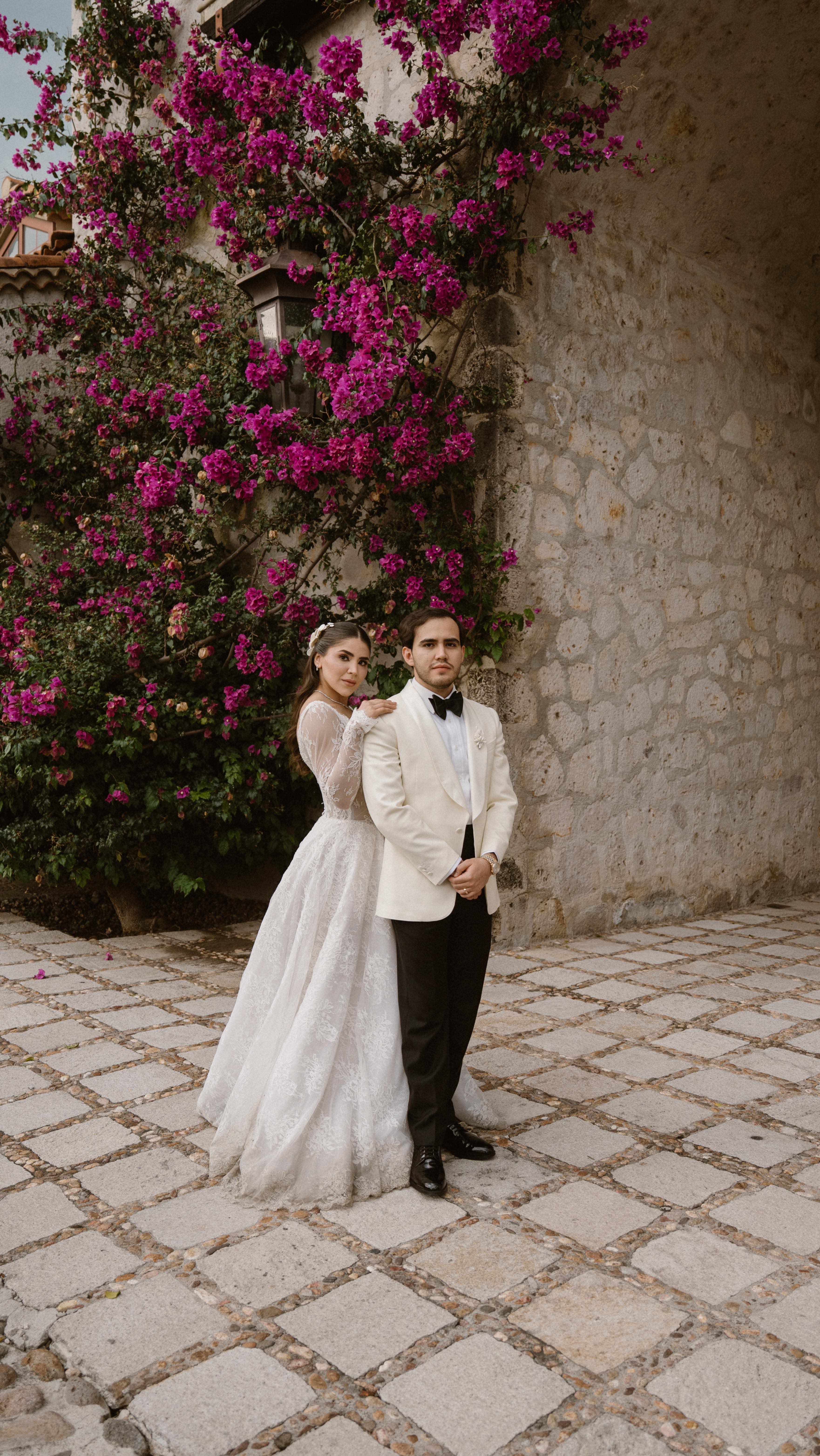 ✨ Porque lo soñé mil veces dentro de mi habitación…
Hoy, como fotógrafo de bodas, miro hacia atrás y veo cuánto he crecido. He llegado a lugares increíbles, he trabajado con personas extraordinarias y en los venues más hermosos. Todo gracias a esta pasión que late con fuerza en mi corazón y que me inspira a dar lo mejor en cada historia de amor que documento.
📸 Los sueños sí se cumplen, y la fotografía me ha enseñado que con dedicación, disciplina y amor por lo que hacemos, el camino se abre.
#FotografíaDeBodas #WeddingPhotography #SueñosCumplidos #FotografíaConPasión #AmorPorLaFotografía #WeddingPhotographer #FotógrafosDeBoda #FotógrafoEnQuerétaro #FotografíaConCorazón #FotografíaCreativa #FotografíaArtística #WeddingDreams #HistoriasDeAmor