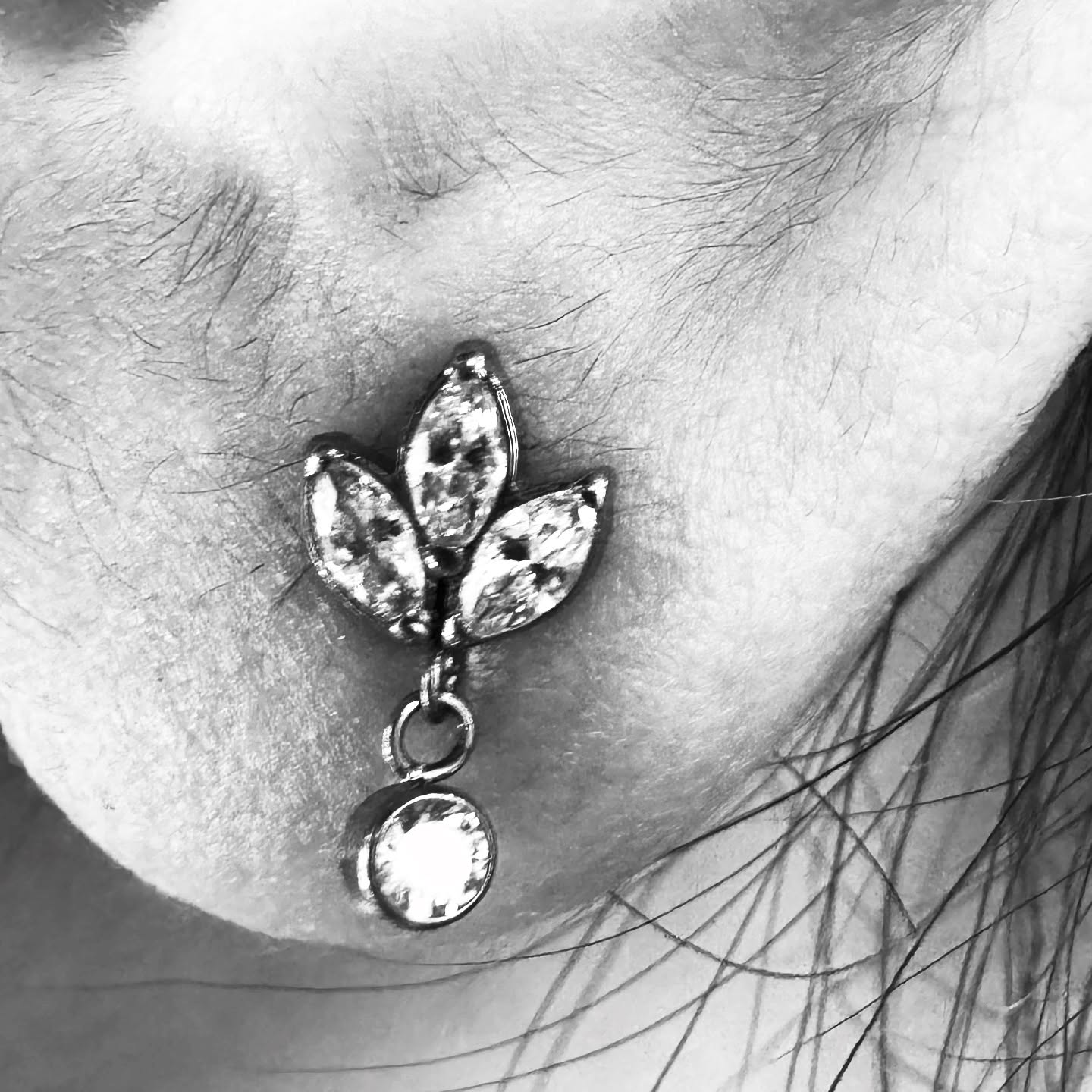 ✨ BIG SPARKLE • FLAT BACK COMFORT ✨
Our stunning hanging diamond design in implant-grade titanium – safe, secure, and seriously shiny.
✔️ Lightweight flat back = all day comfort
✔️ Hypoallergenic titanium = safe for sensitive skin
✔️ Bold sparkle = statement for healed lobes
💎 Let your lobes shine brighter than ever.
#DiamondJewellery #FlatBackEarrings #TitaniumJewellery #PiercingStyle #StatementEarrings #ShinyThings