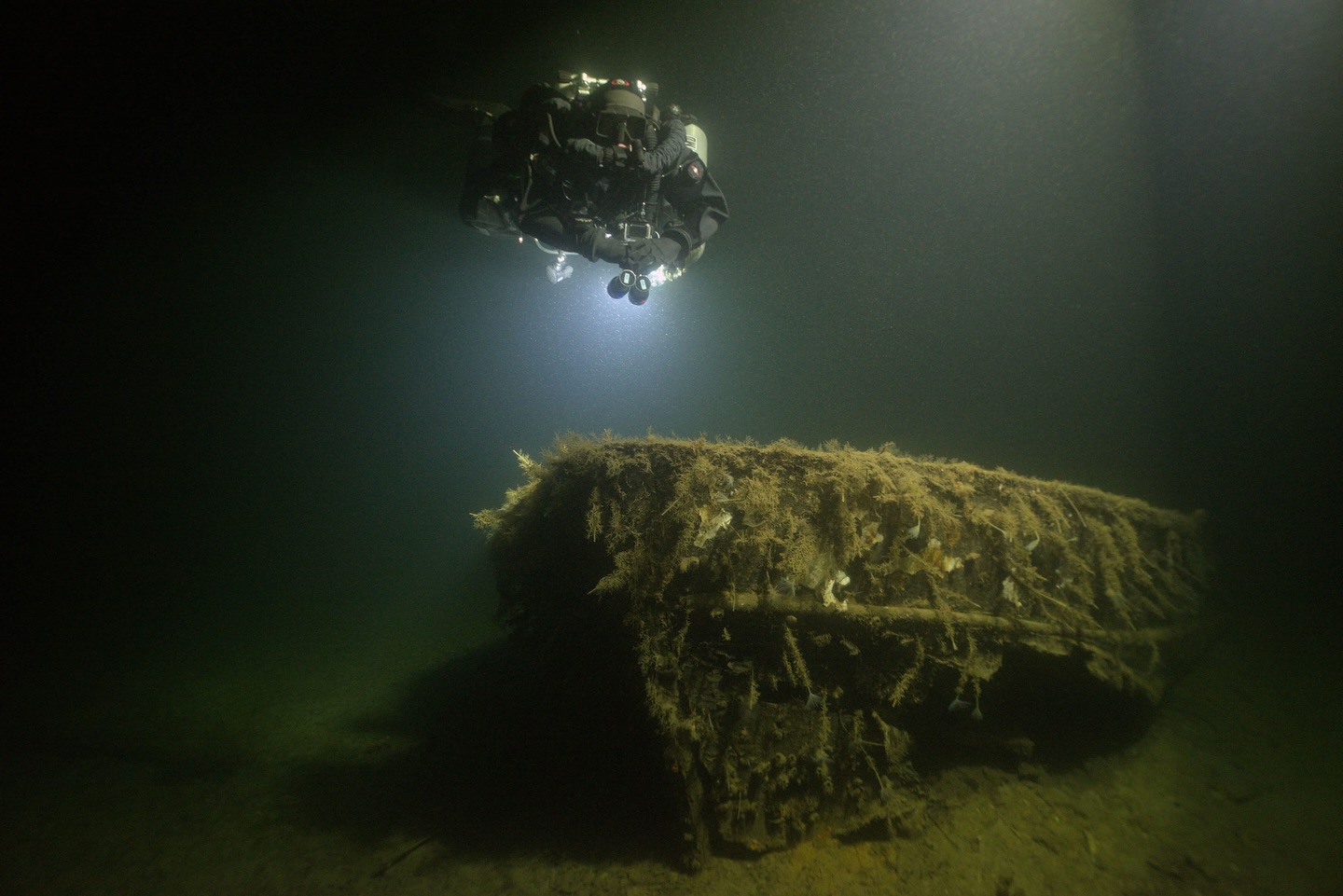 Bilder fra gårsdagens dykk på et ukjent vrak i Drammensfjorden! 😀
Vi har konkludert med at det ikke er båten vi leter etter, men uansett spennende å se hva som var der nede. Alle bilder tatt av Jon Ottar Runde.
Morten har også satt sammen en film:
https://youtu.be/cpgcp15QB8U?si=rwq8tpbZ-n2WZAzO
.
.
.
#vrakdykking #vrak #skipsvrak #dykking #oslofjorden #drammensfjorden #wreckdiving #diving