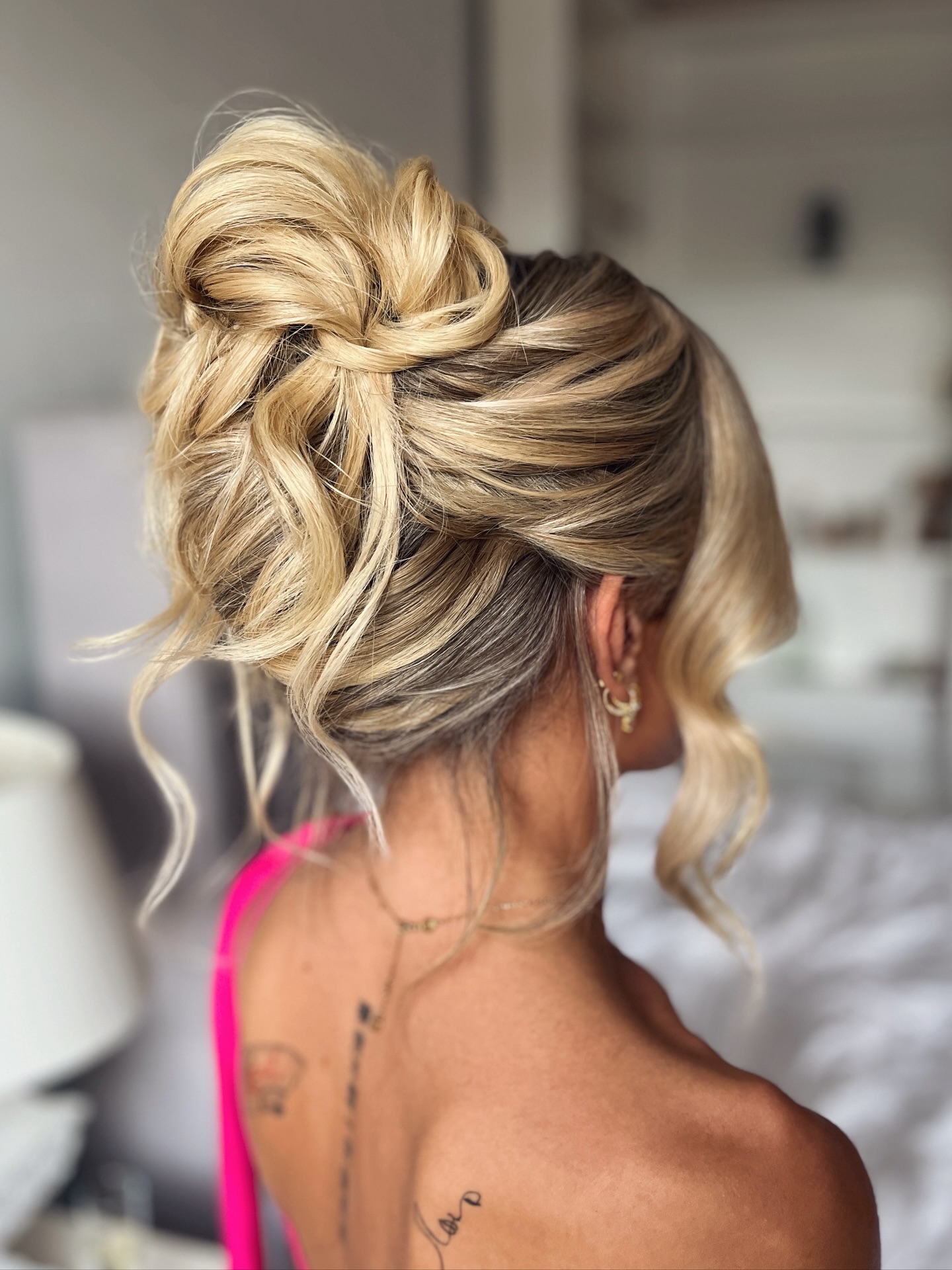 Effortless High Updo💫
This bridesmaid already had a full head of permanent extensions, but I added a one clip extension to each side at the front, cut to shape, for extra fullness and balance.
As a trained hairdresser, I often create soft face-framing pieces for brides and bridesmaids on the day, so if you’re dreaming of front layers but your hair is too long, don’t worry! My scissors are always on hand to give you the perfect finishing touch ✨
.
.
.
#bridalhairstylist #highupdo #bridetobe #destinationwedding #southwestweddings #destinationbridalhairstylist #trendingbridalhair #bridalhairstyle